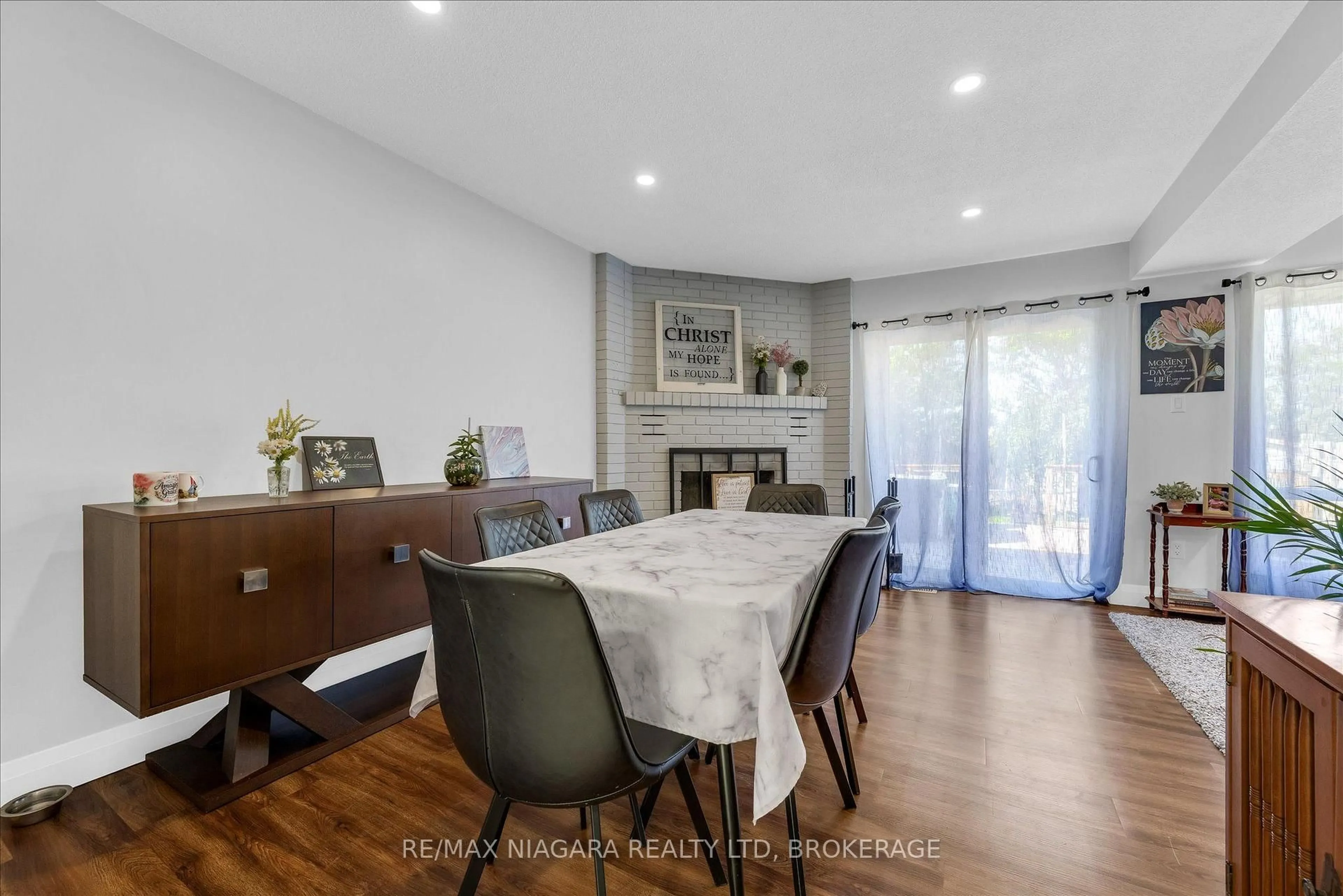 Dining room, wood/laminate floor for 29 ROMY Cres, Thorold Ontario L2V 4L1