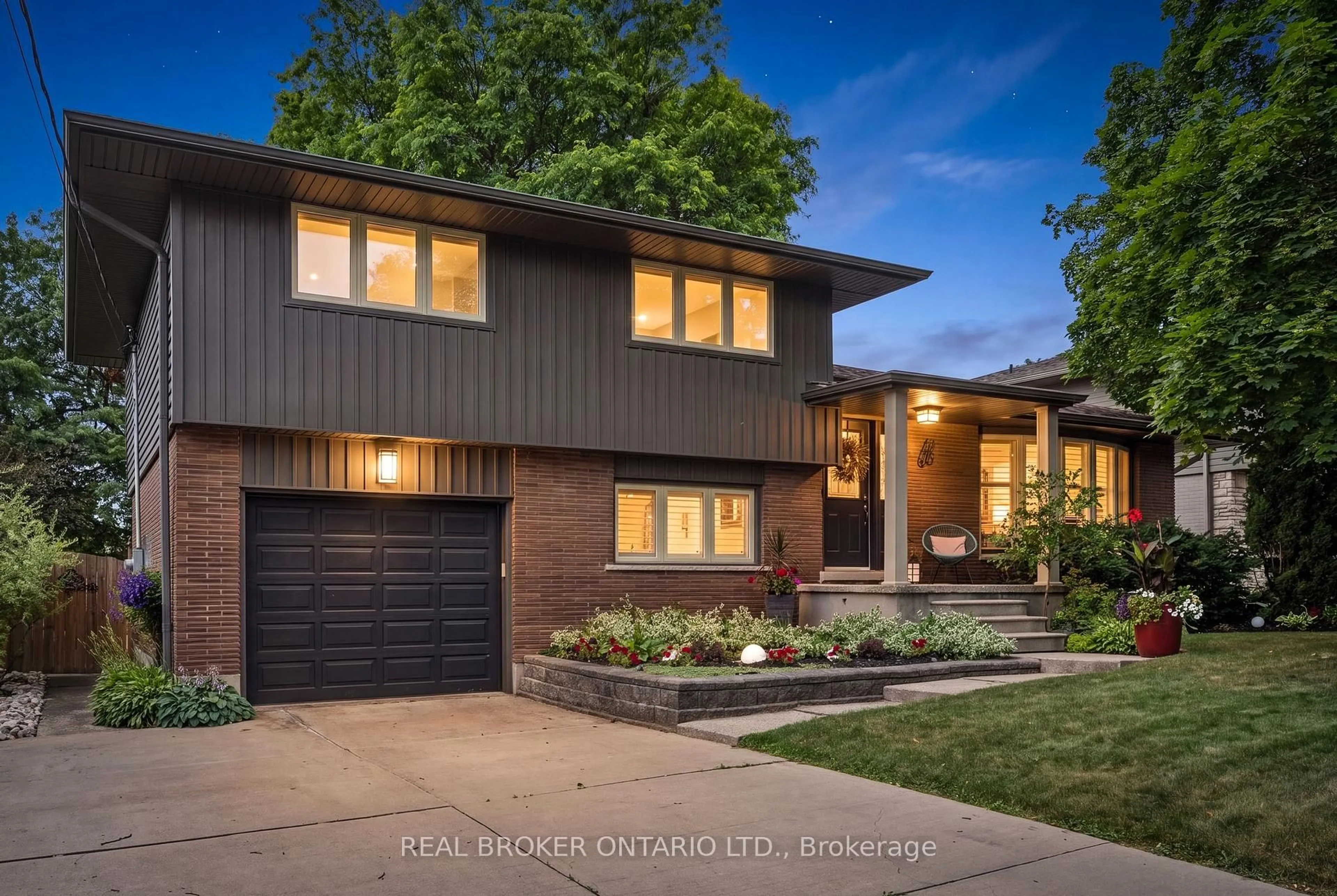 Home with brick exterior material, street for 85 Tanglewood Ave, Kitchener Ontario N2B 1S5