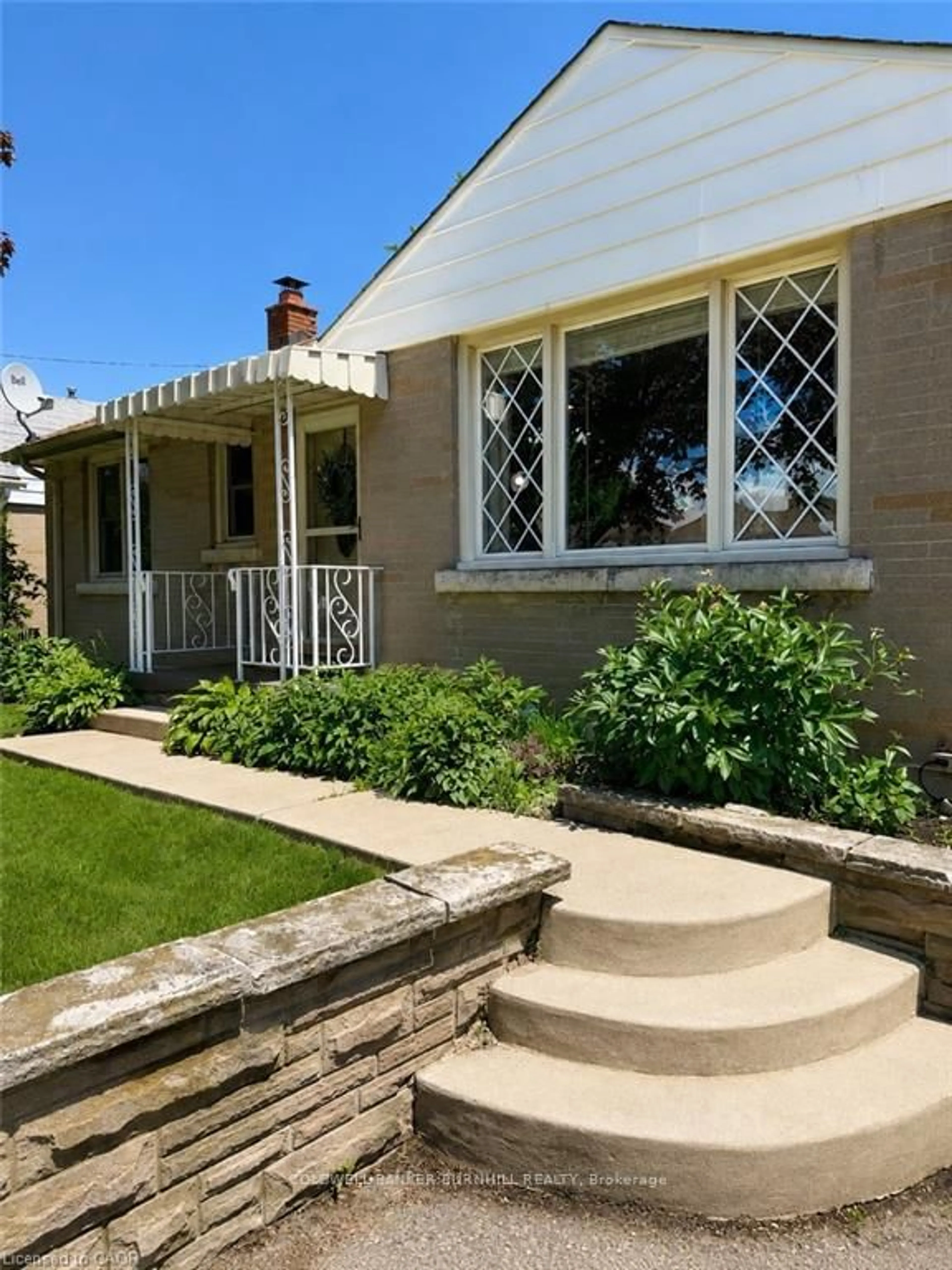 Home with vinyl exterior material, street for 355 East 36th St, Hamilton Ontario L8V 3Z9