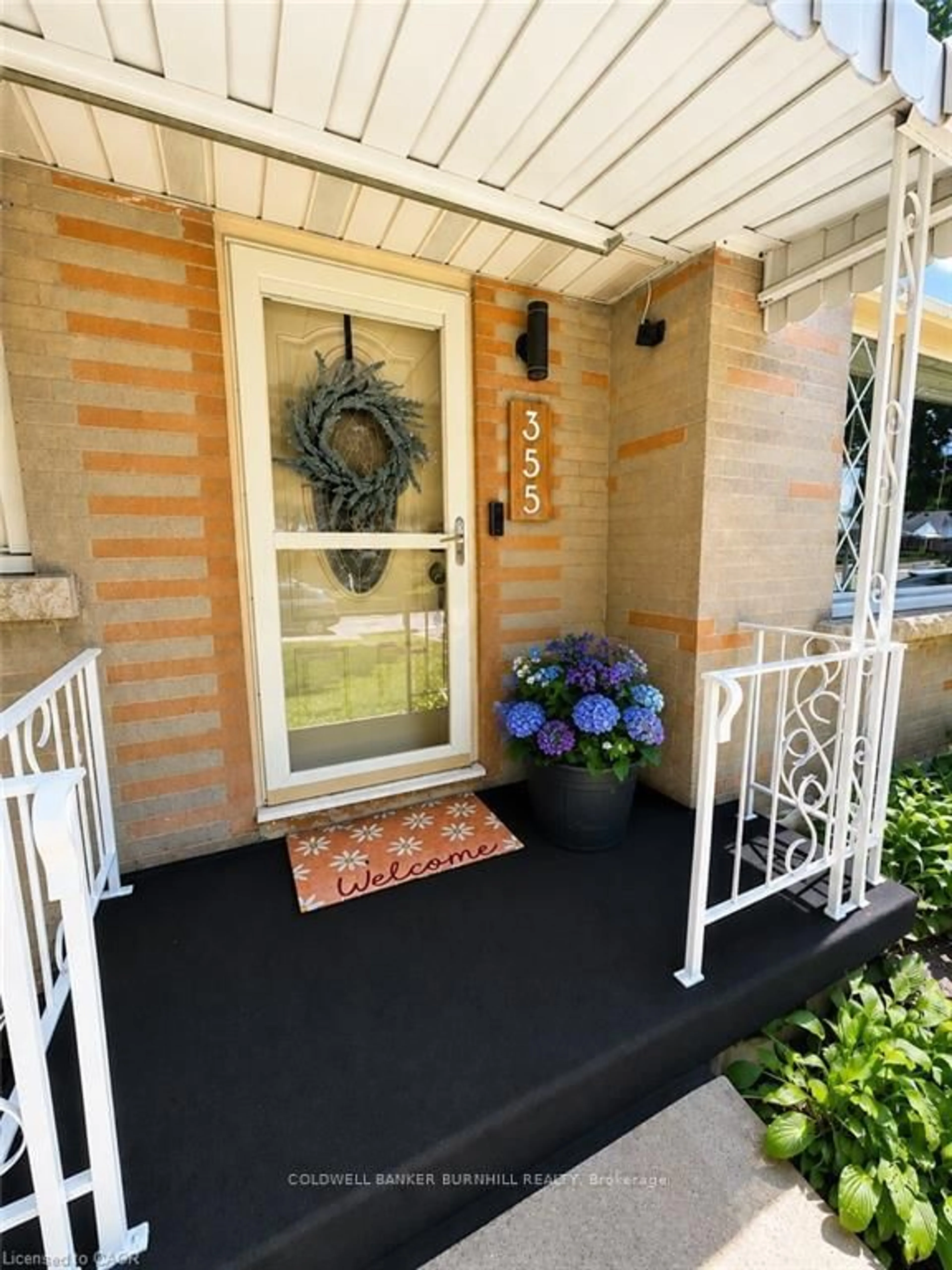Indoor entryway for 355 East 36th St, Hamilton Ontario L8V 3Z9