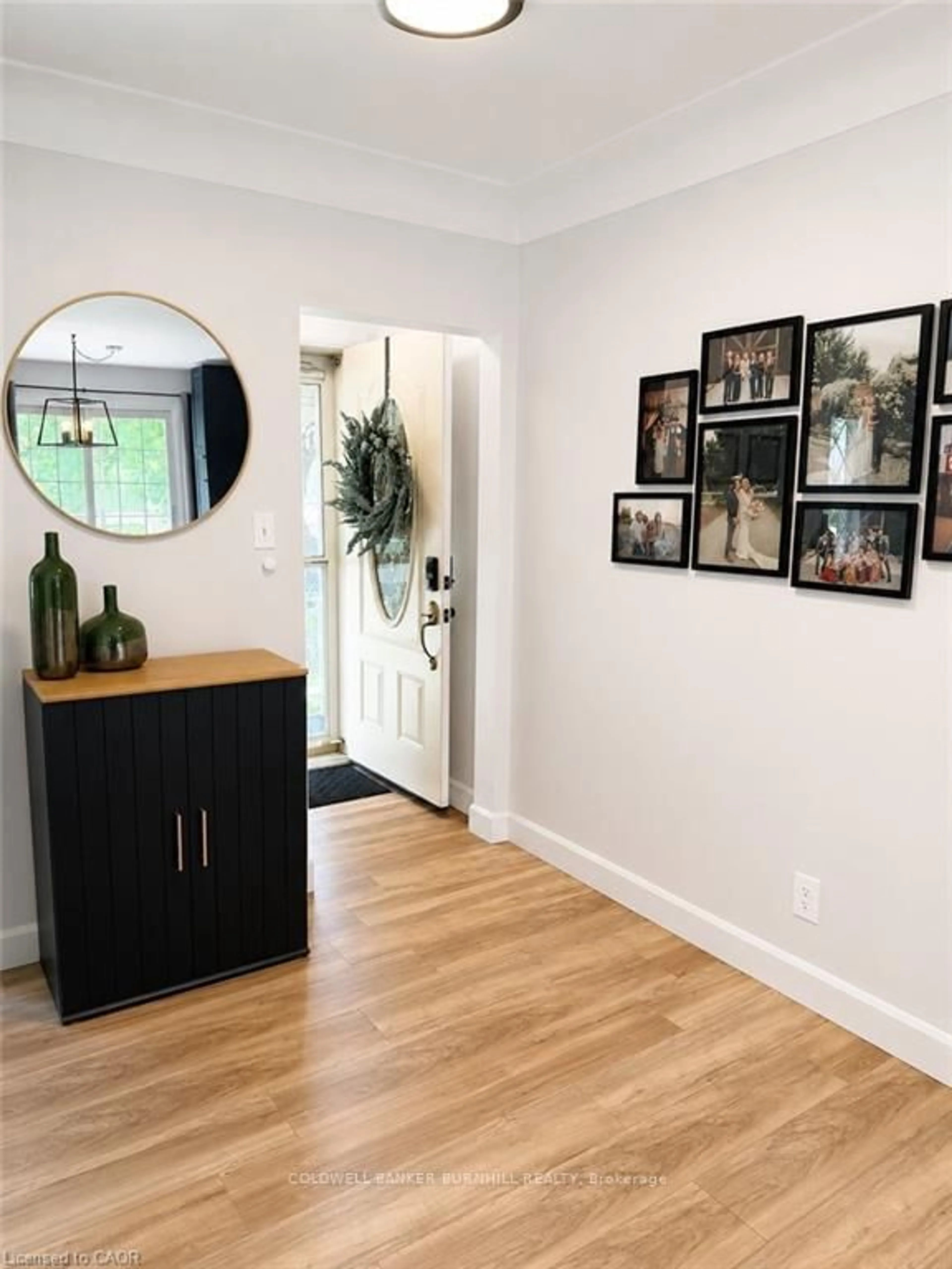 Indoor entryway for 355 East 36th St, Hamilton Ontario L8V 3Z9