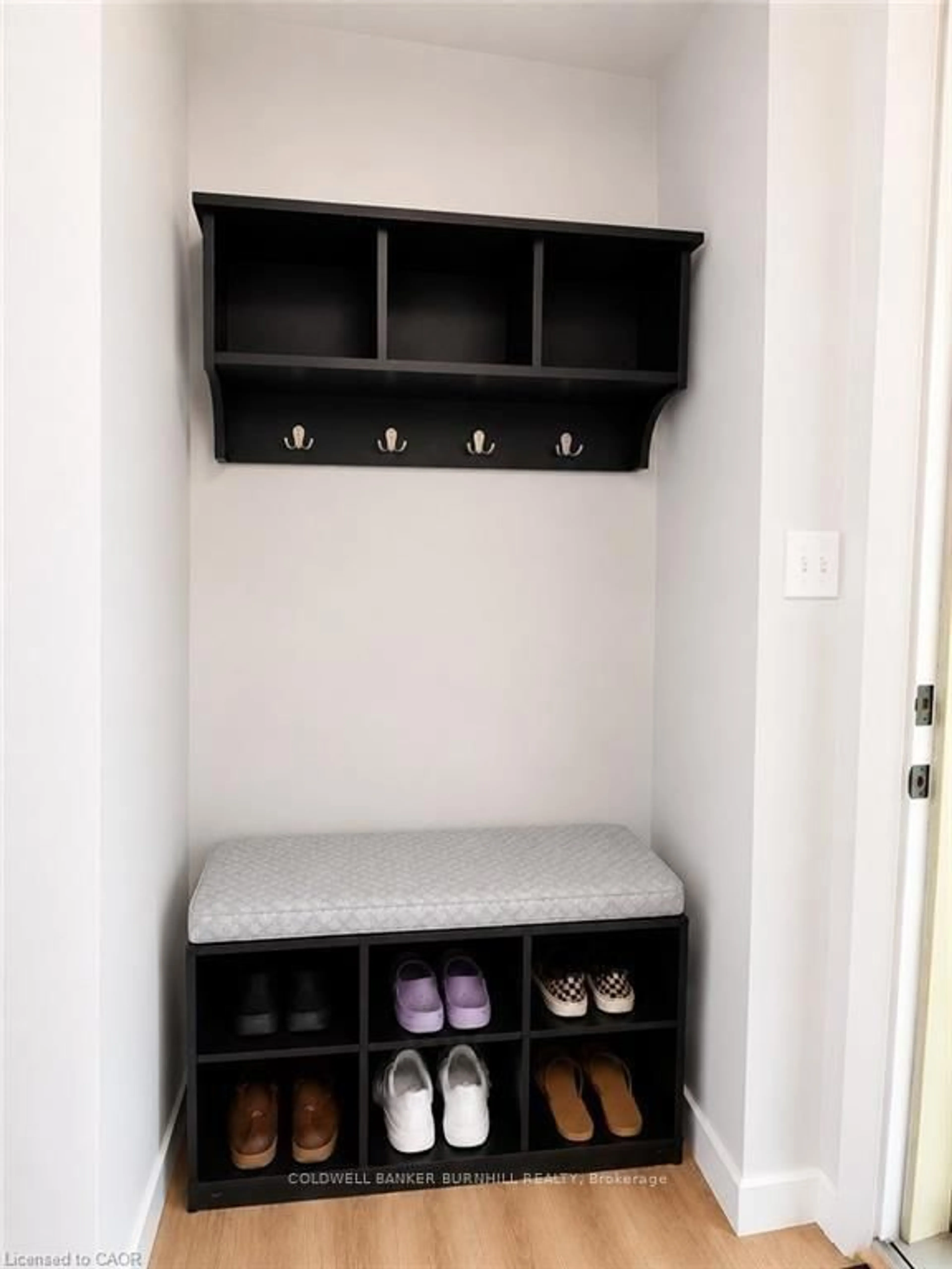 Indoor entryway for 355 East 36th St, Hamilton Ontario L8V 3Z9