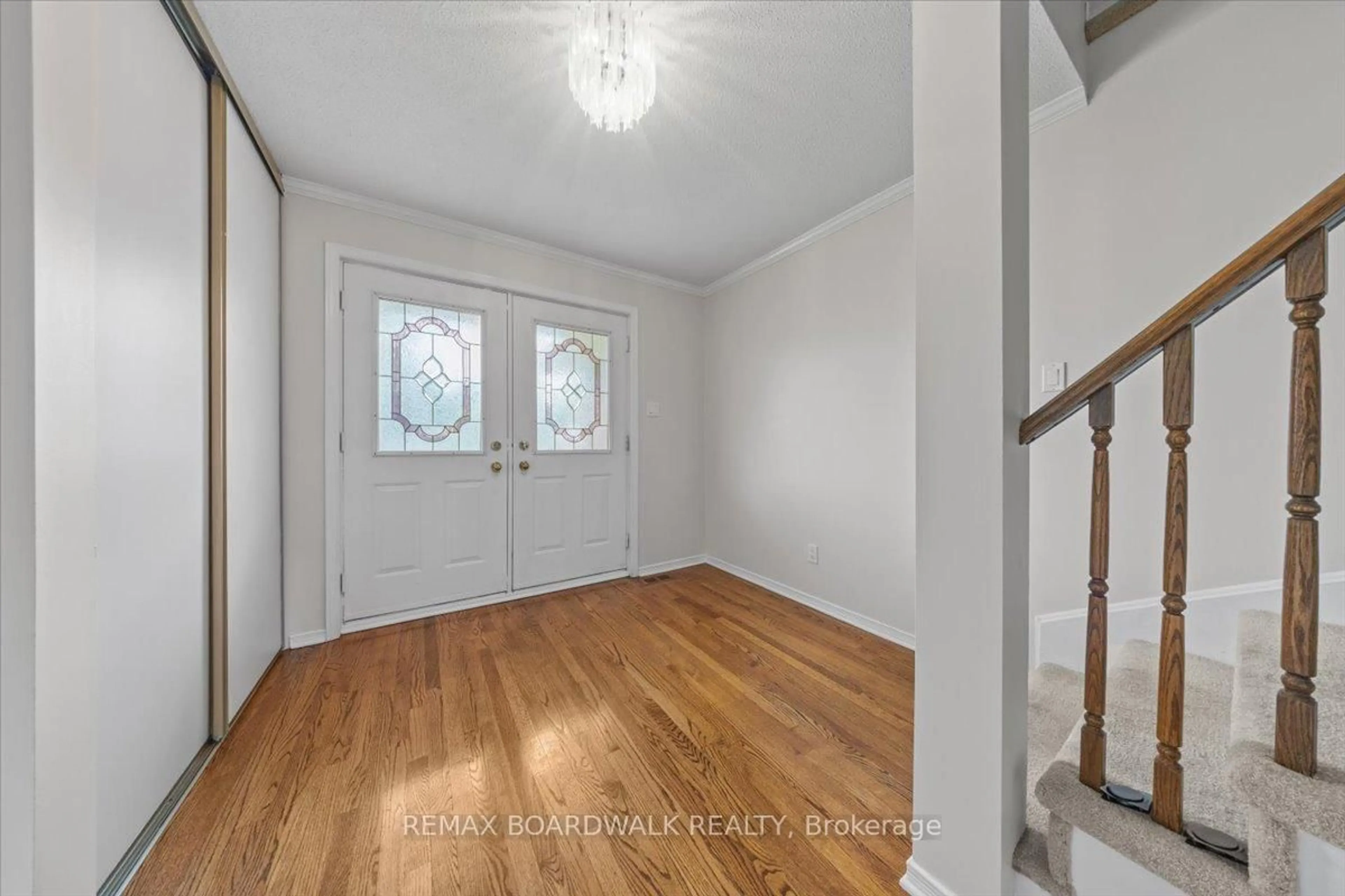 Indoor entryway for 42 Pickwick Dr, Ottawa Ontario K2J 3E7