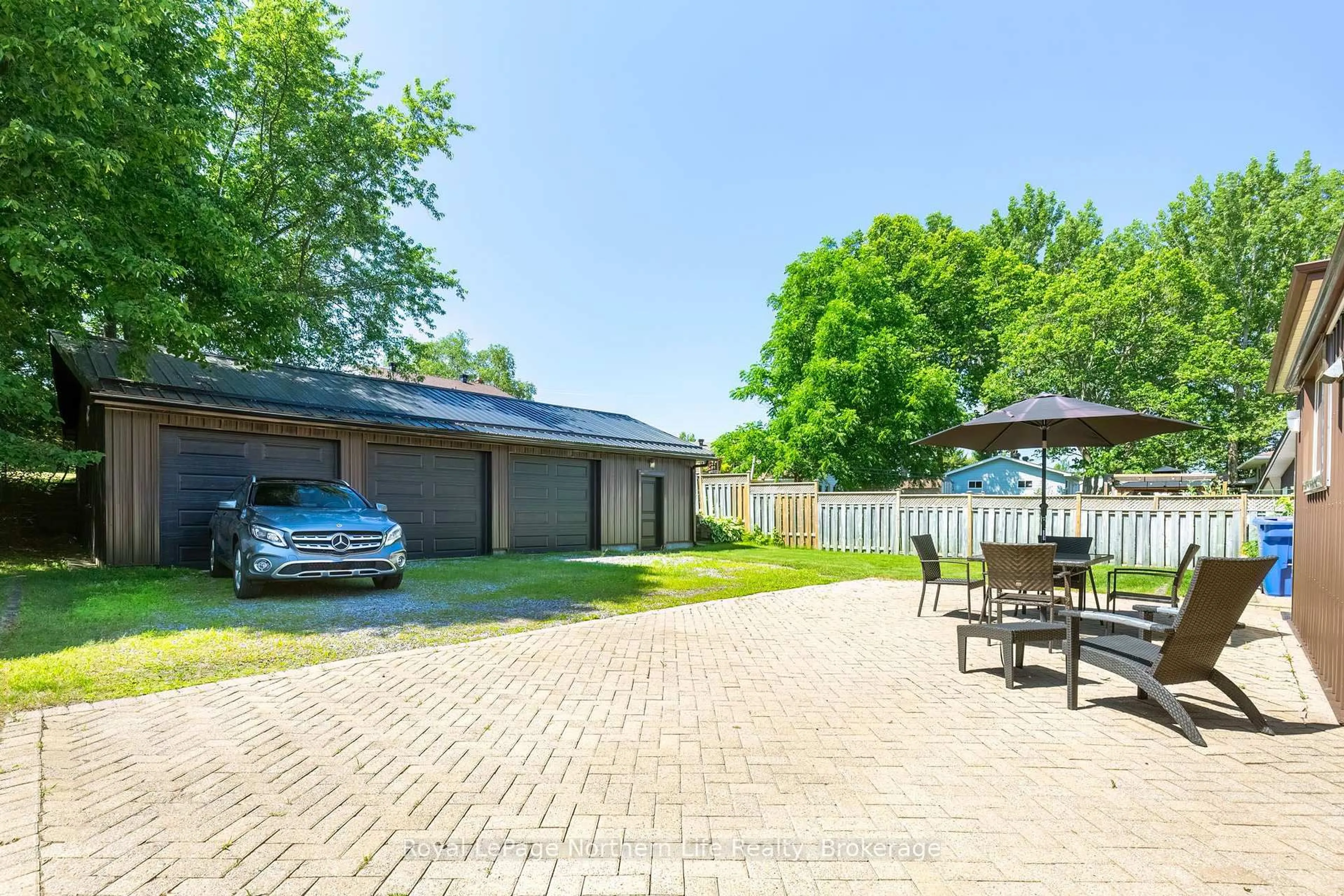 A pic from outside/outdoor area/front of a property/back of a property/a pic from drone, street for 131 Coreen Cres, North Bay Ontario P1A 3G1
