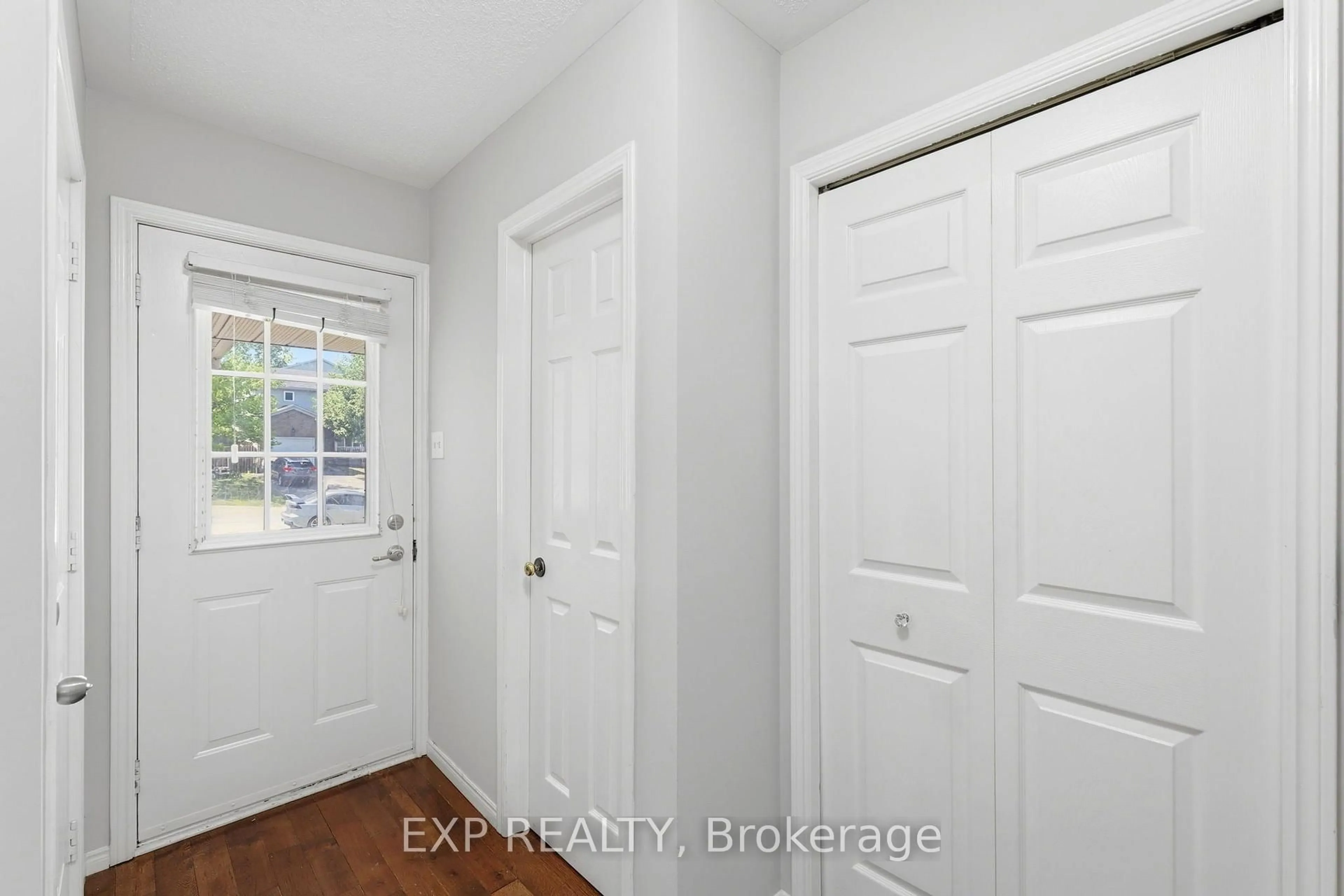 Indoor entryway for 111 Gerald Cres, London South Ontario N5Z 5A4