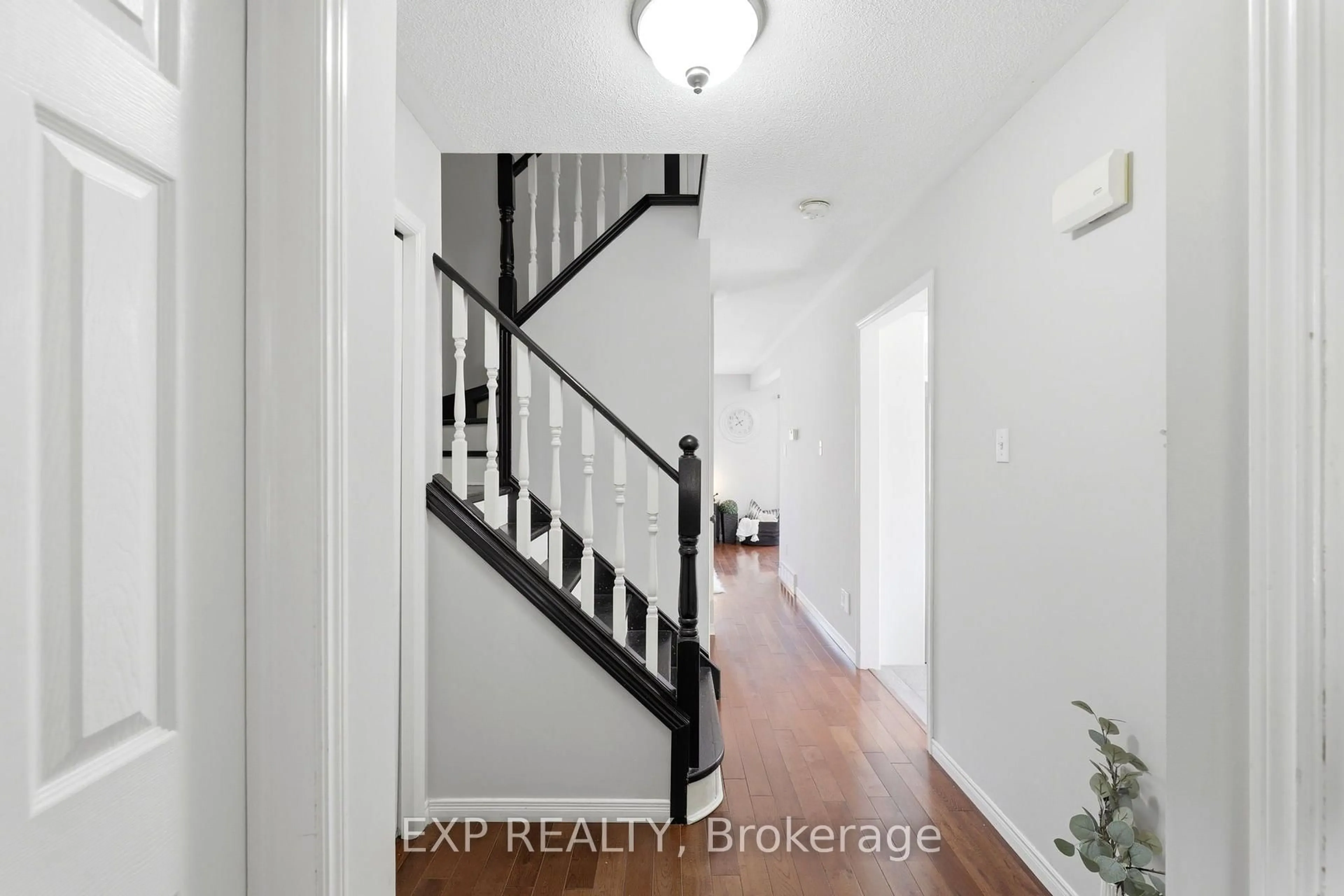 Indoor entryway for 111 Gerald Cres, London South Ontario N5Z 5A4