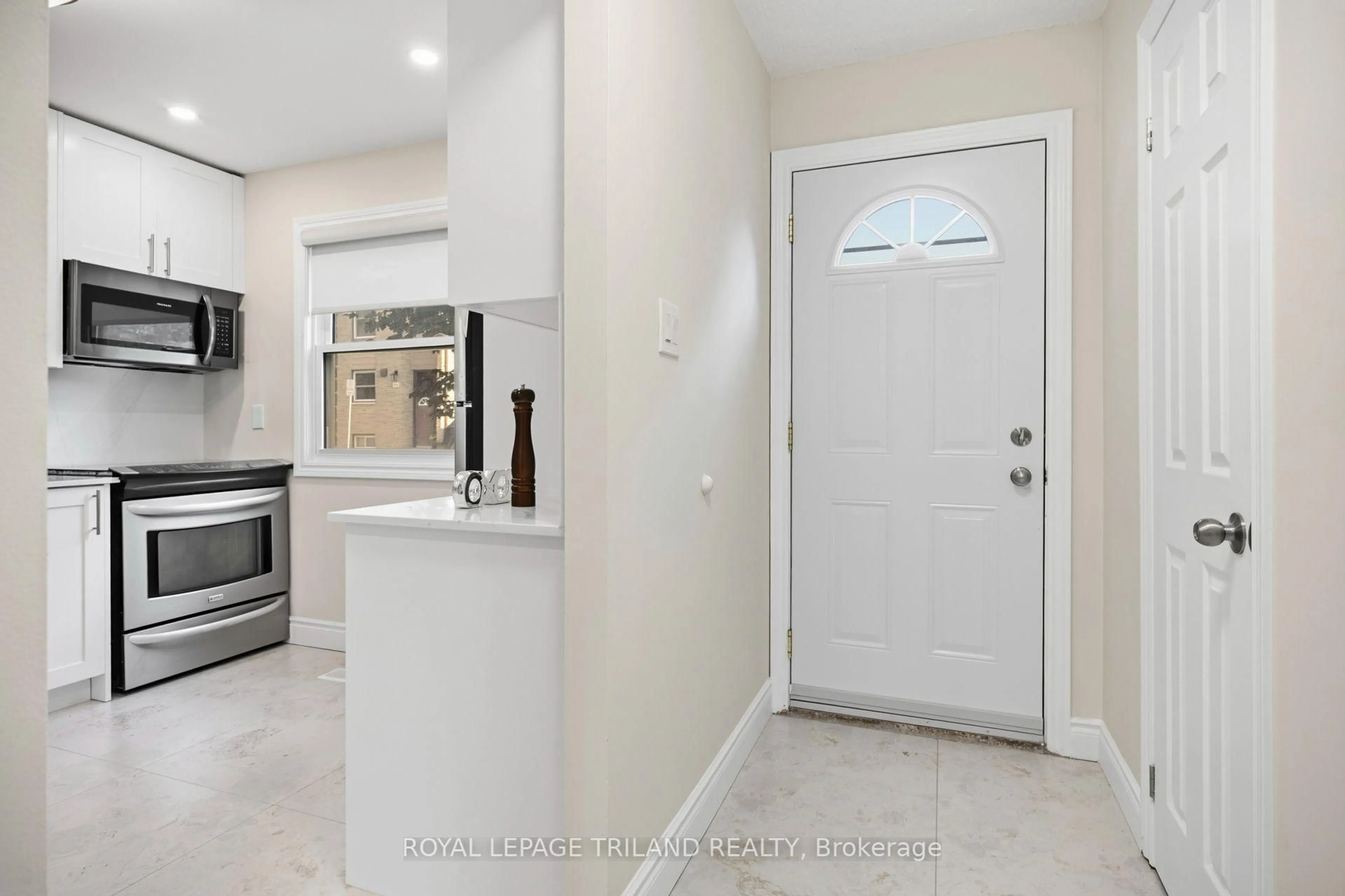 Indoor entryway for 710 Wonderland Rd #8, London South Ontario N6K 1L8