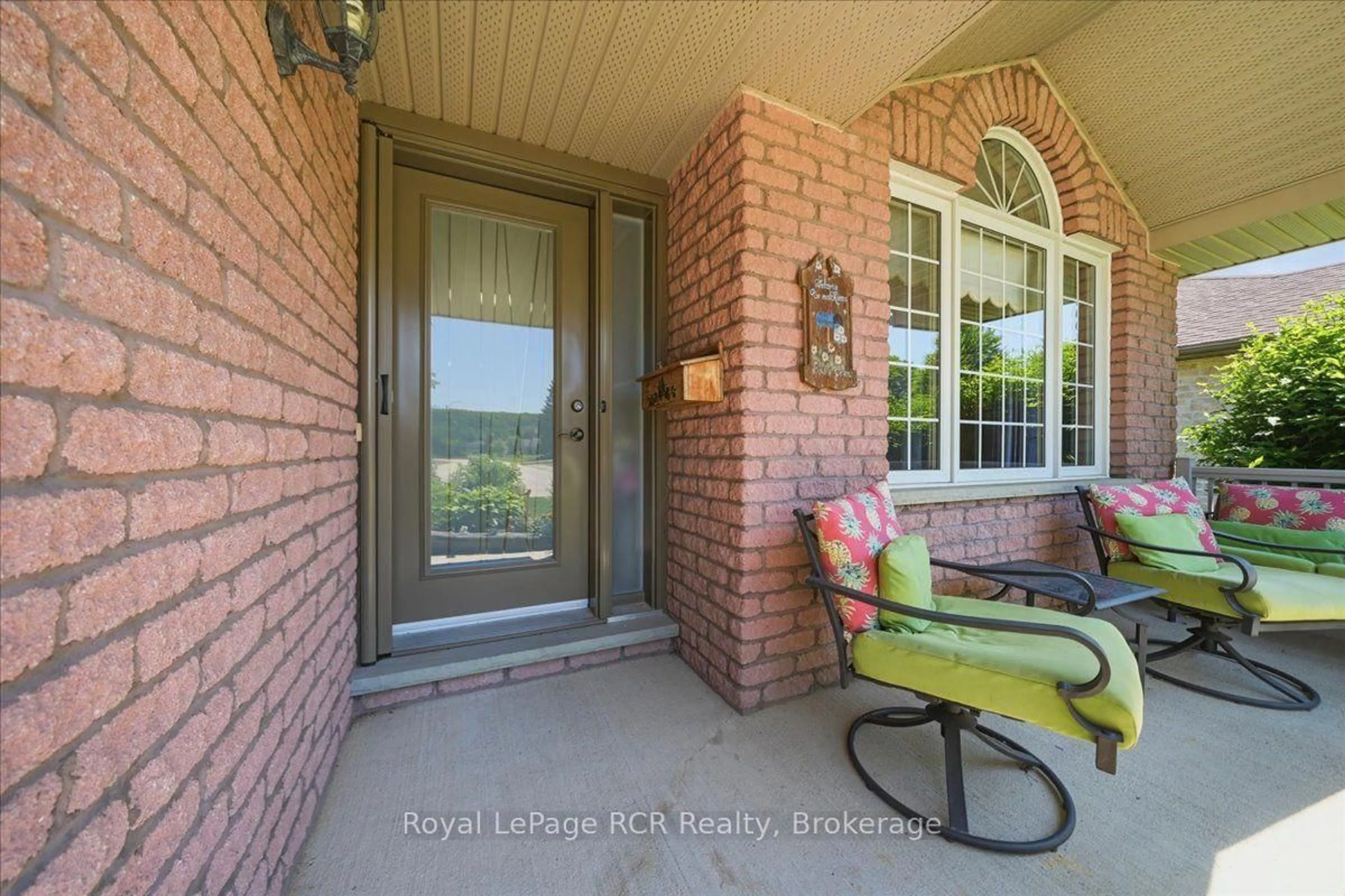 Indoor entryway for 255 2nd Ave, Owen Sound Ontario N4K 6X3