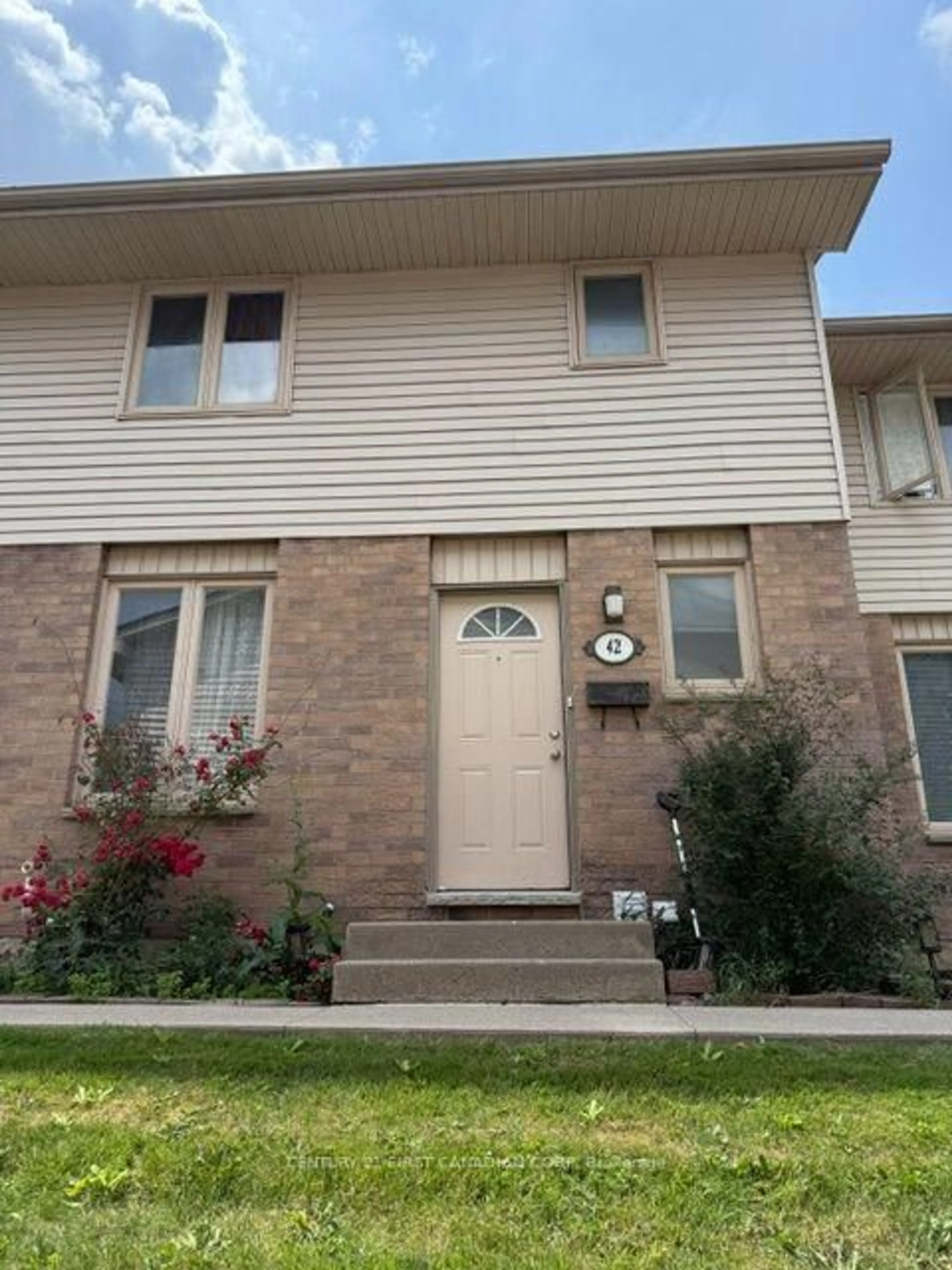 Home with vinyl exterior material, street for 1855 Aldersbrook Rd #42, London North Ontario N6G 4R5