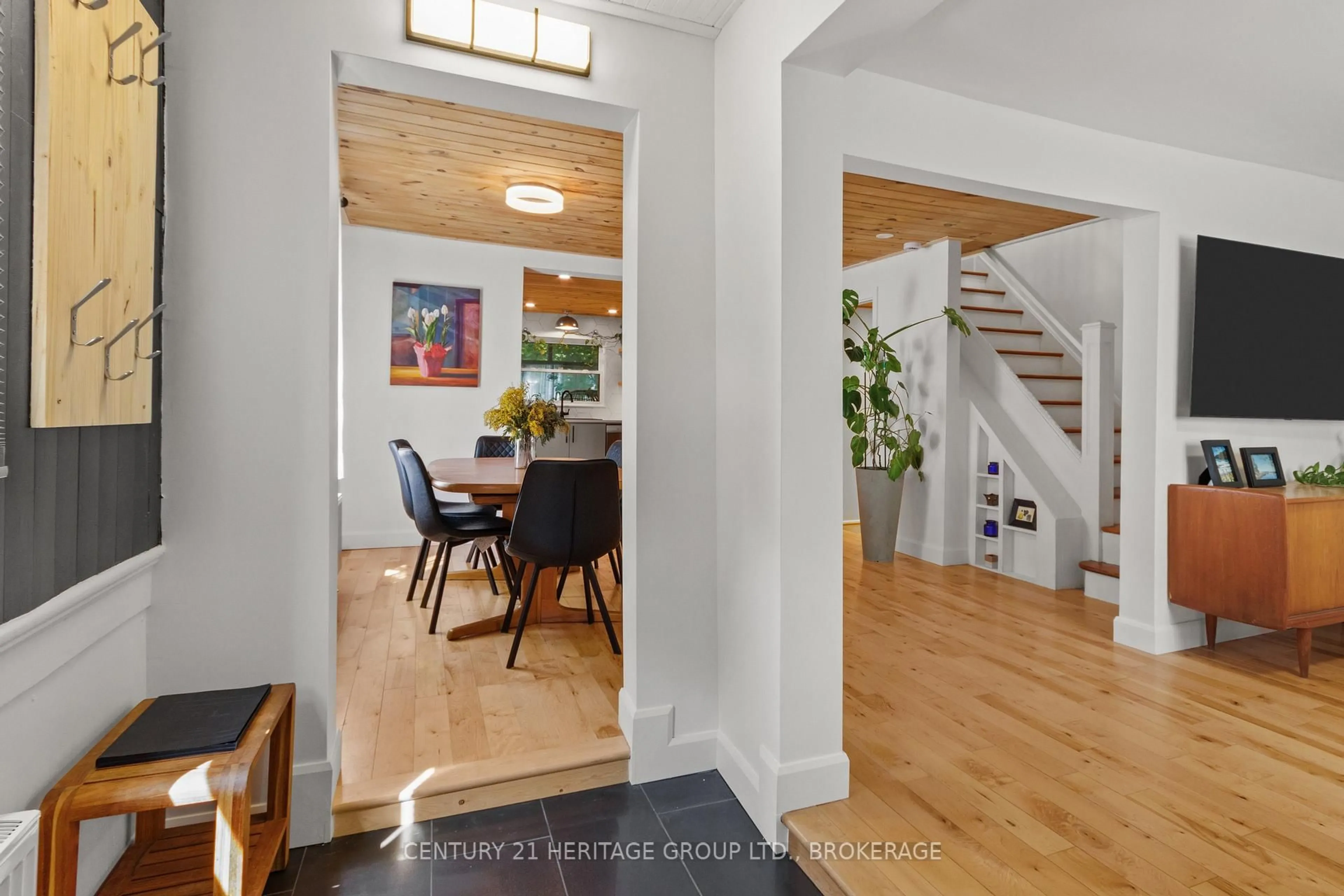 Indoor entryway for 6 St Catherine St, Kingston Ontario K7K 3S1