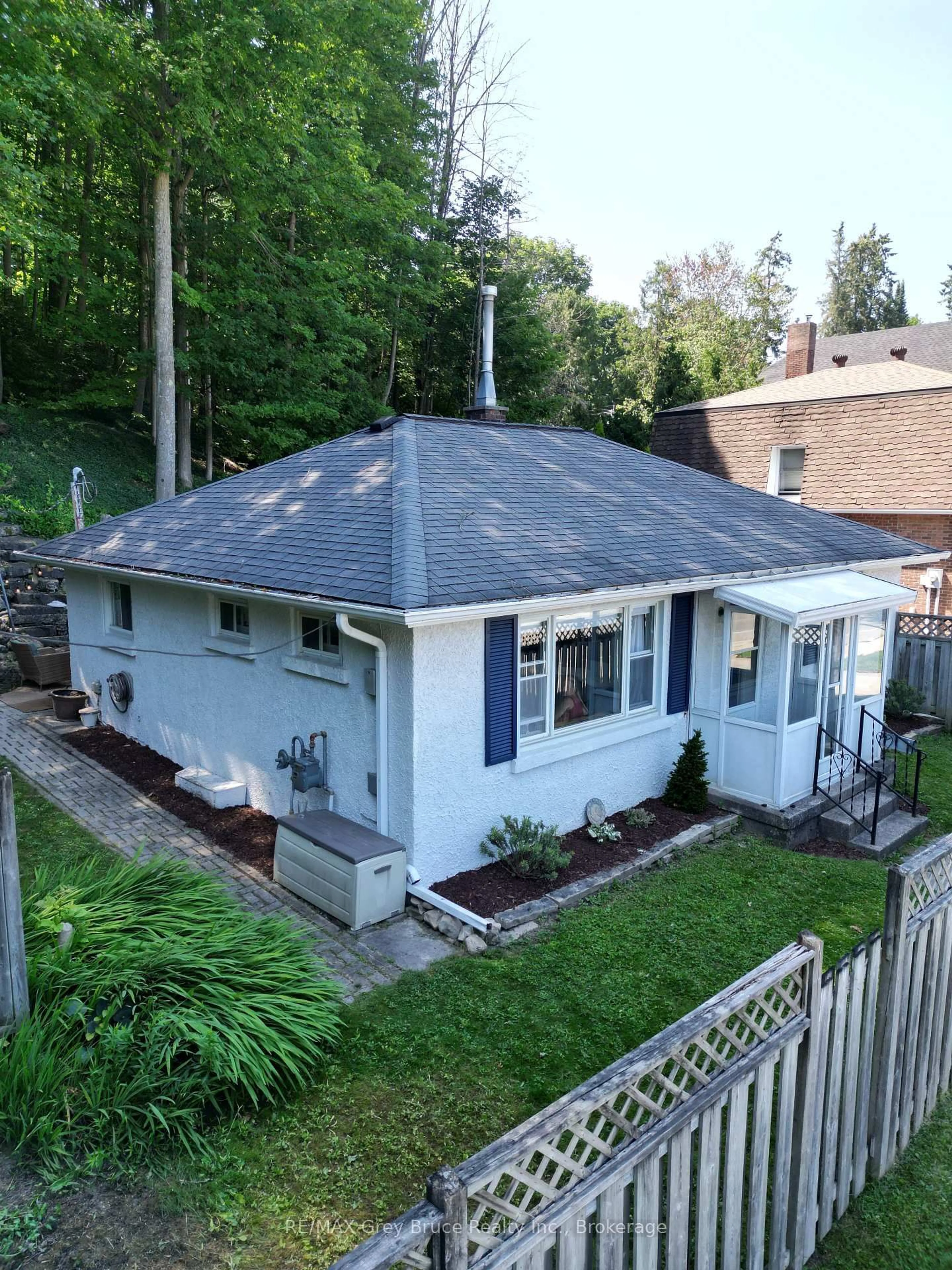 A pic from outside/outdoor area/front of a property/back of a property/a pic from drone, unknown for 250 2nd Ave, Owen Sound Ontario N4K 2E6