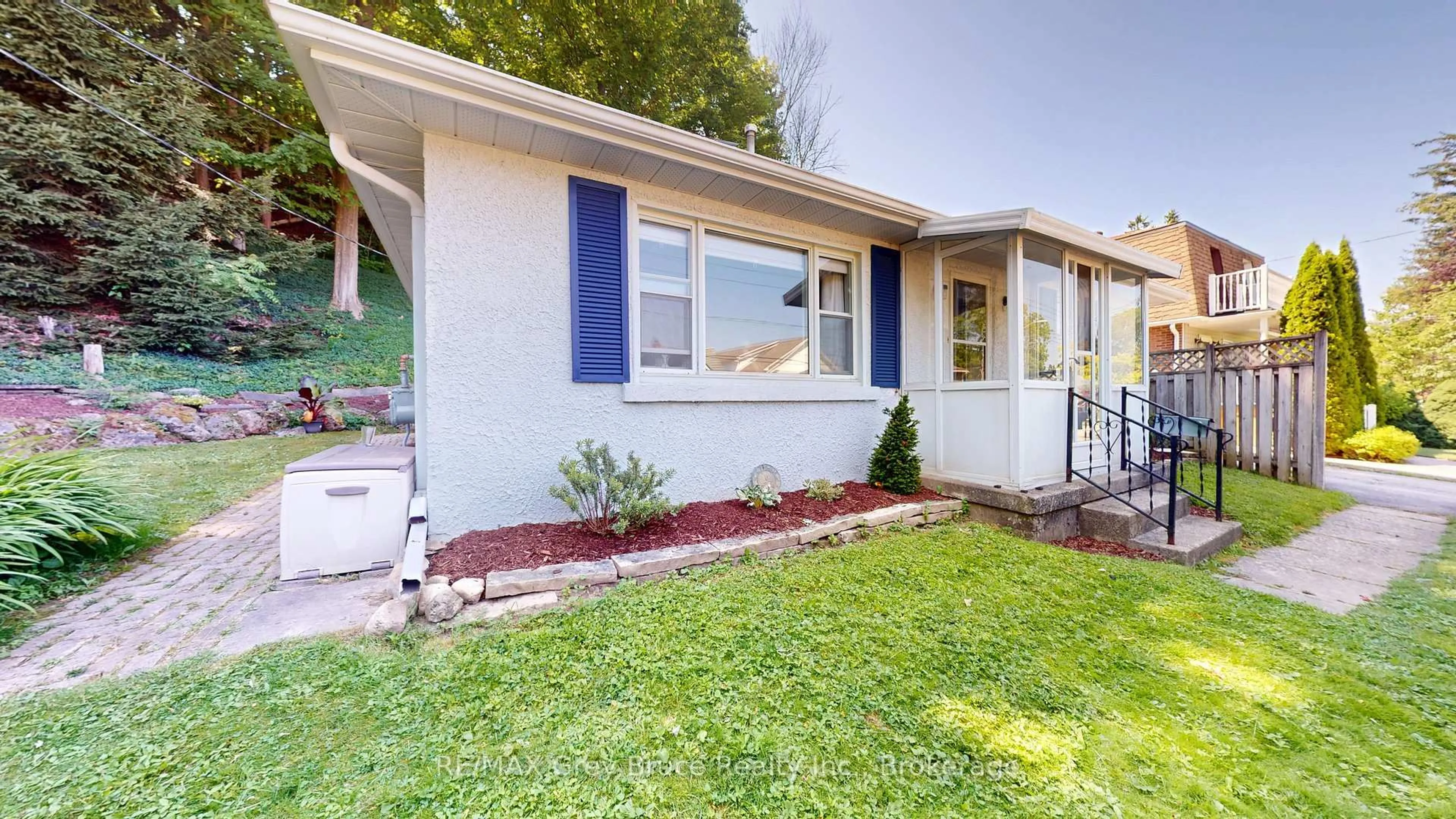 Home with vinyl exterior material, street for 250 2nd Ave, Owen Sound Ontario N4K 2E6