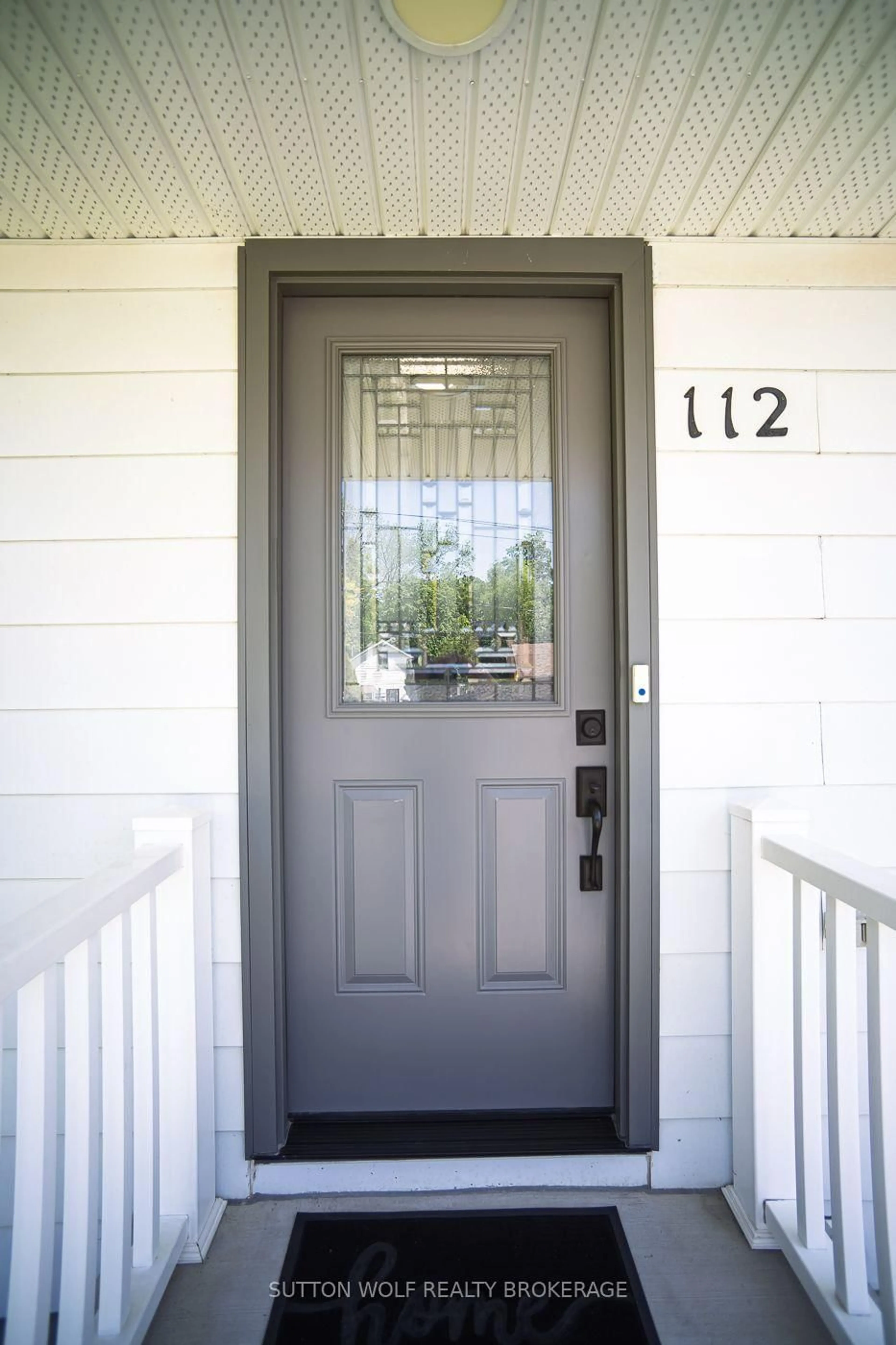 Indoor entryway for 112 Metcalfe St, Strathroy-Caradoc Ontario N7G 1P3