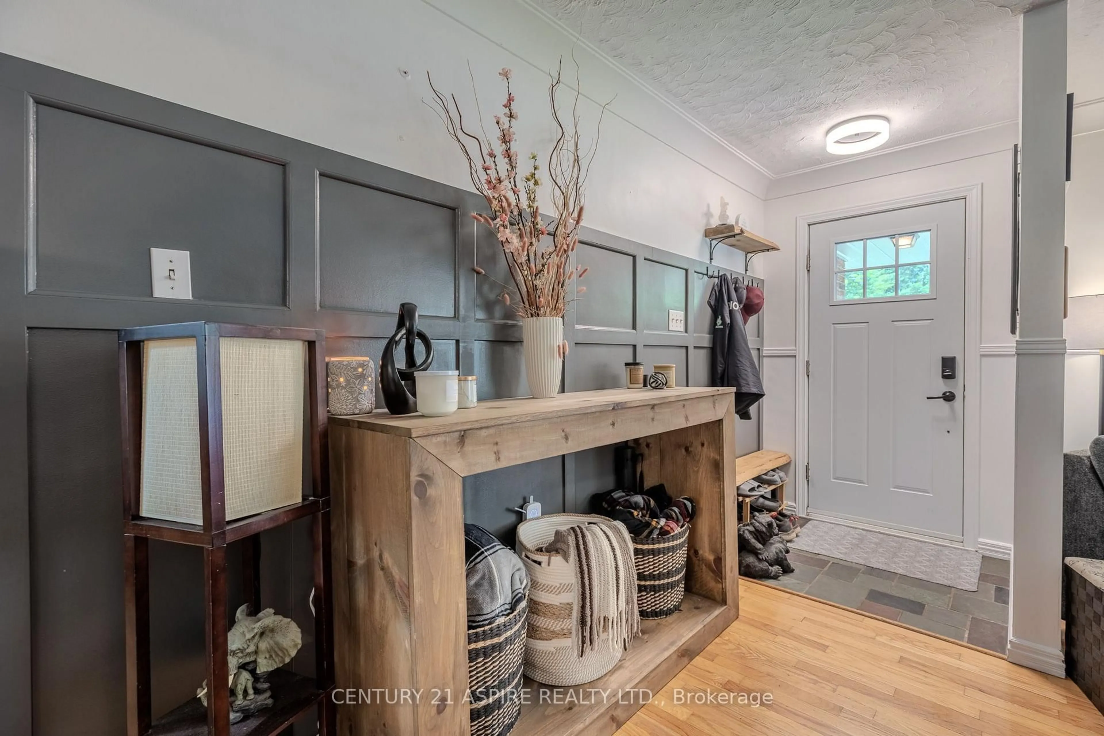 Indoor entryway for 20 Kramer Ave, Petawawa Ontario K8H 2A2