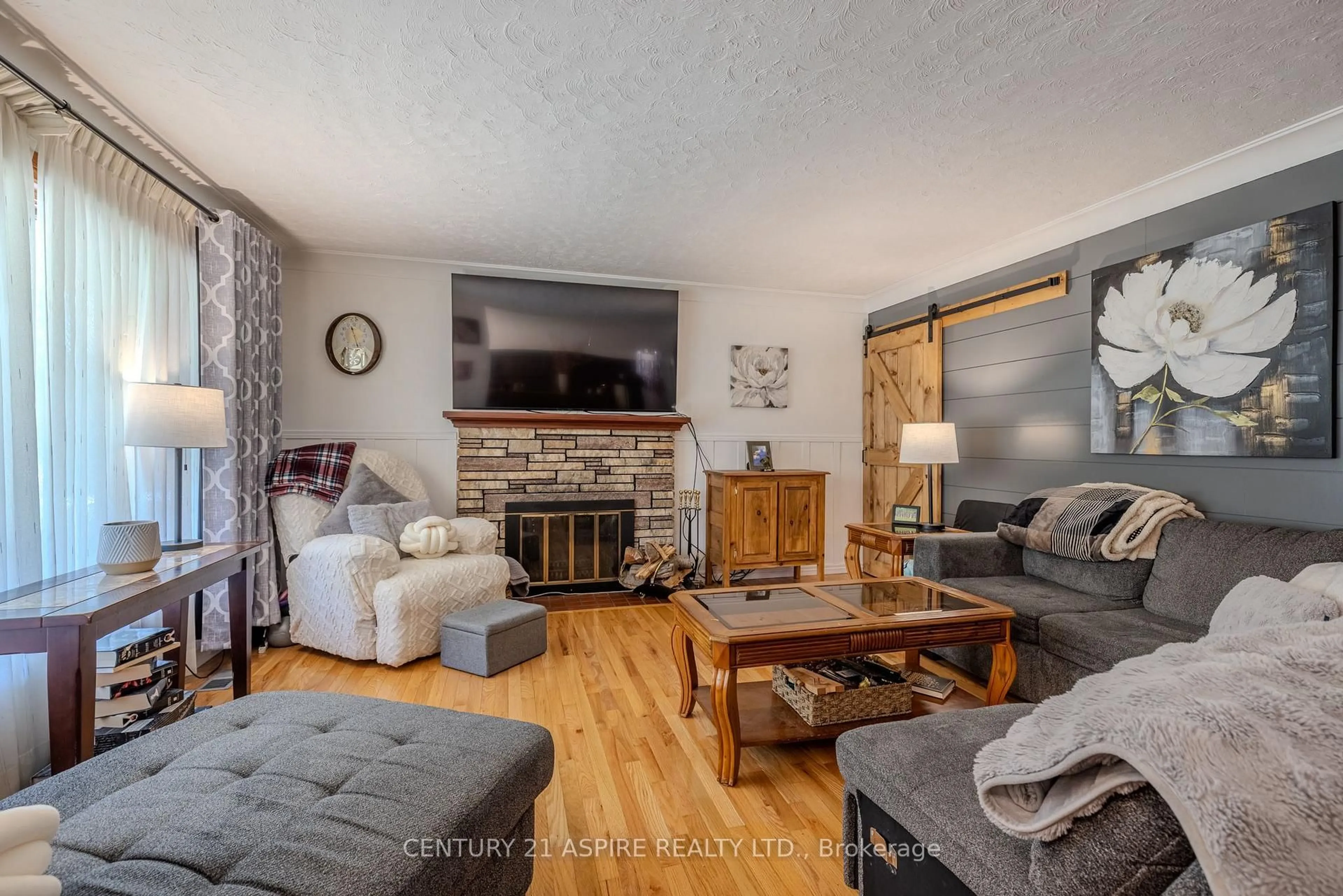 Living room with furniture, wood/laminate floor for 20 Kramer Ave, Petawawa Ontario K8H 2A2