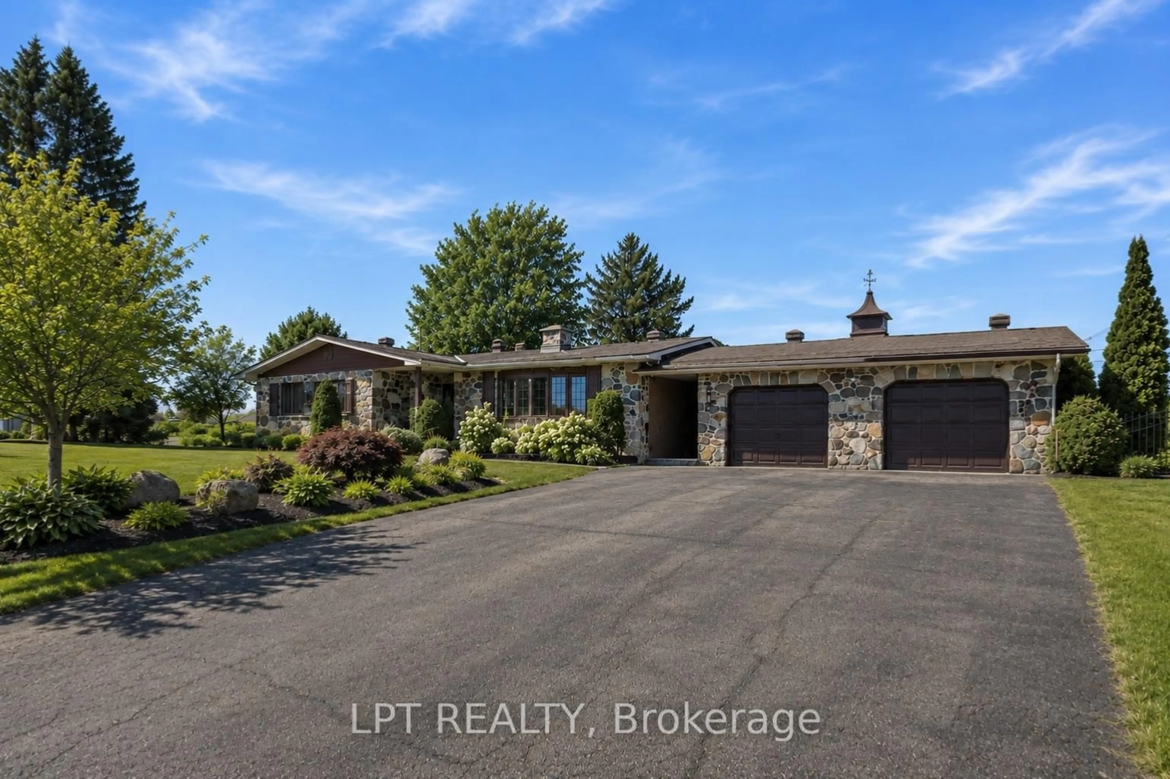 A pic from outside/outdoor area/front of a property/back of a property/a pic from drone, street for 10 Orchard St, Hawkesbury Ontario K6A 2V7