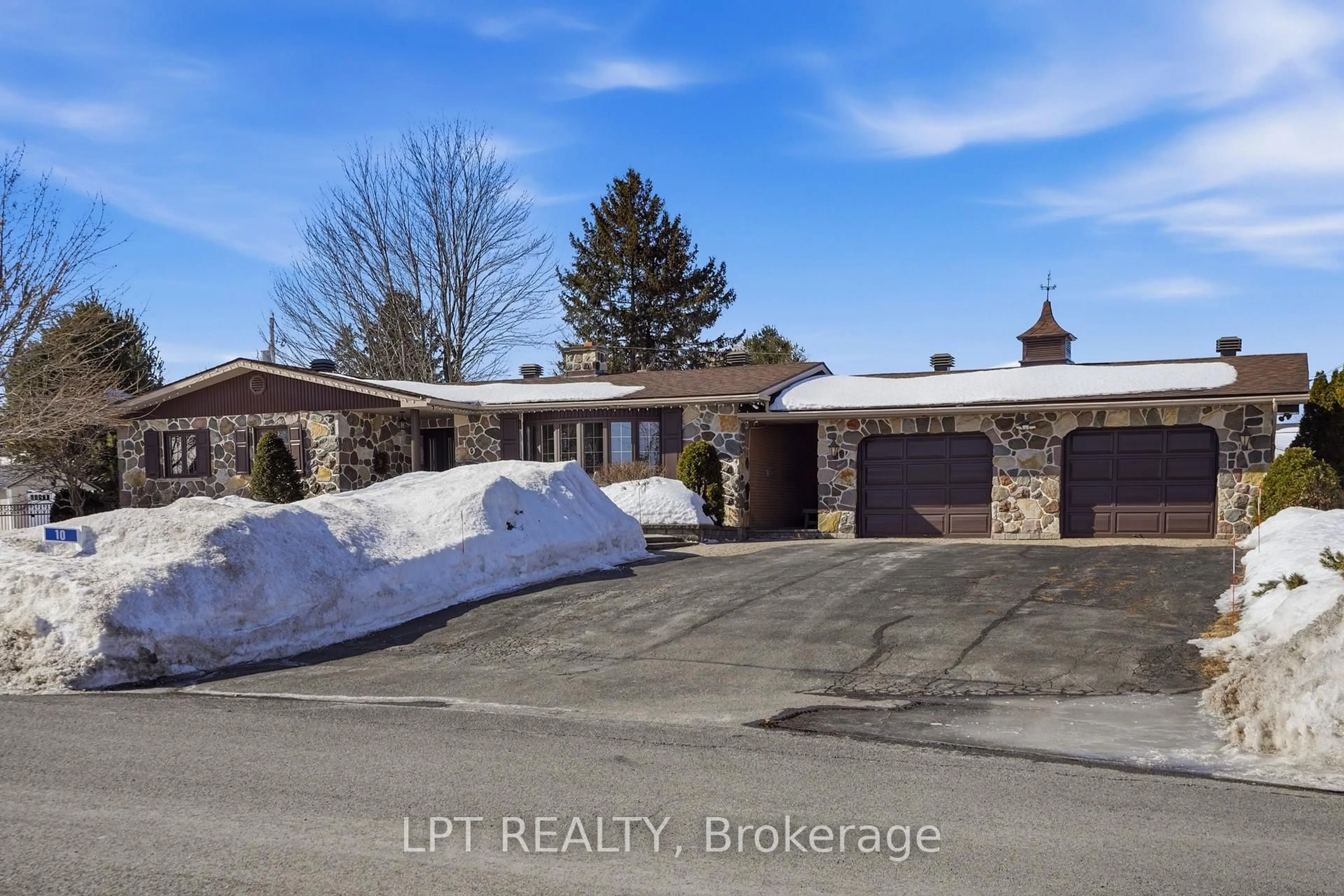 A pic from outside/outdoor area/front of a property/back of a property/a pic from drone, street for 10 Orchard St, Hawkesbury Ontario K6A 2V7
