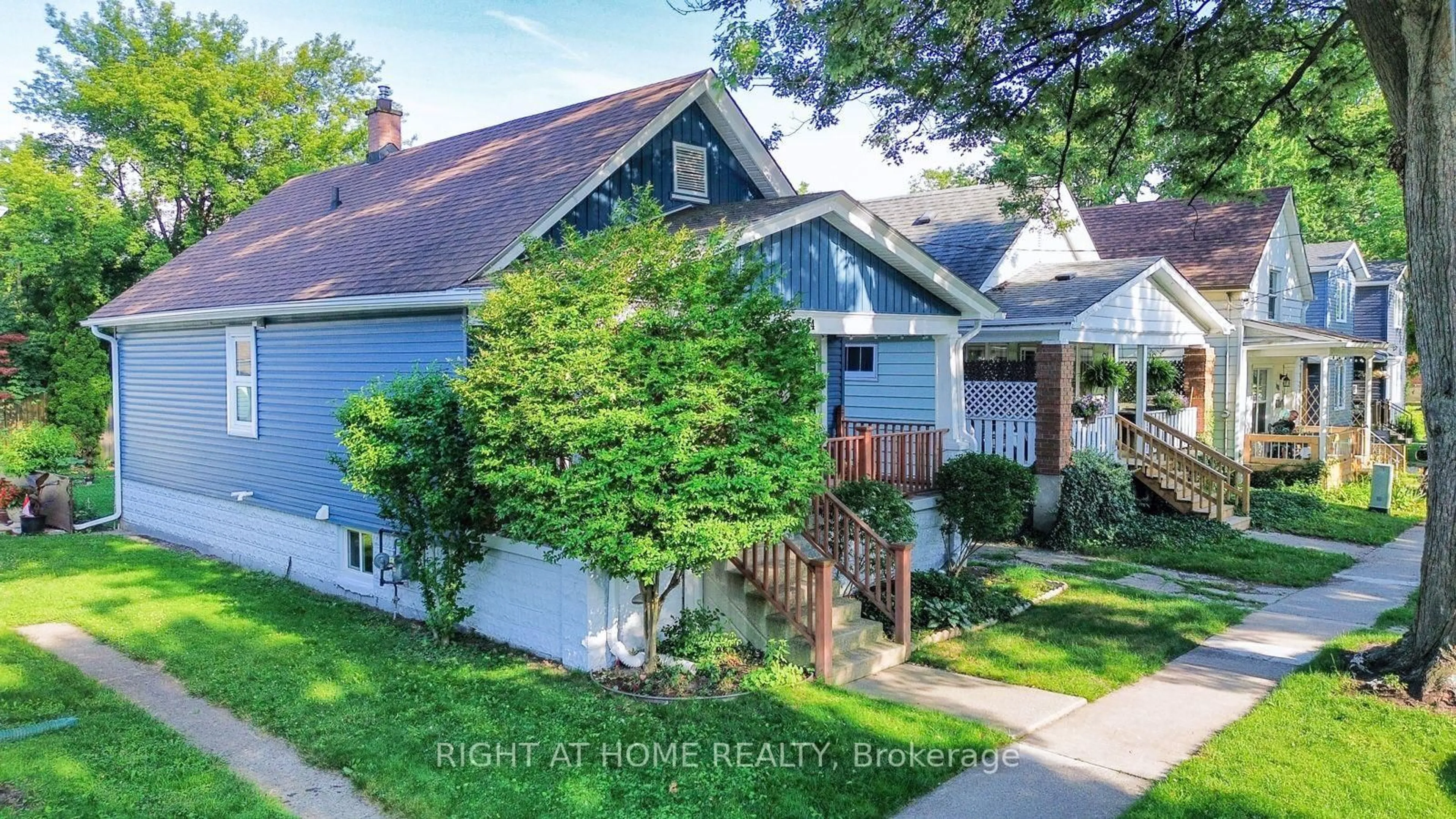 A pic from outside/outdoor area/front of a property/back of a property/a pic from drone, street for 114 College Ave, Sarnia Ontario N7T 6A9
