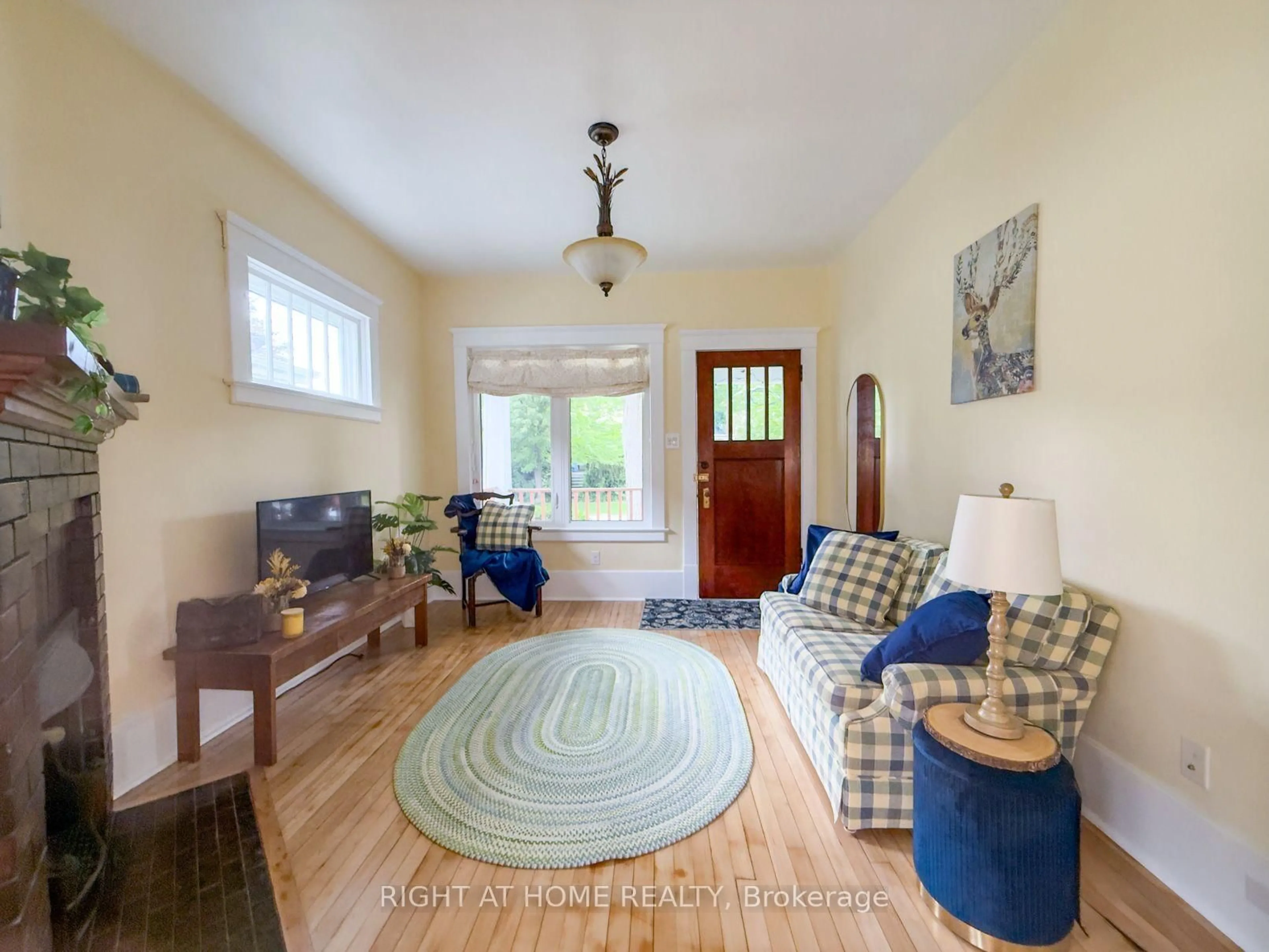 Living room with furniture, unknown for 114 College Ave, Sarnia Ontario N7T 6A9