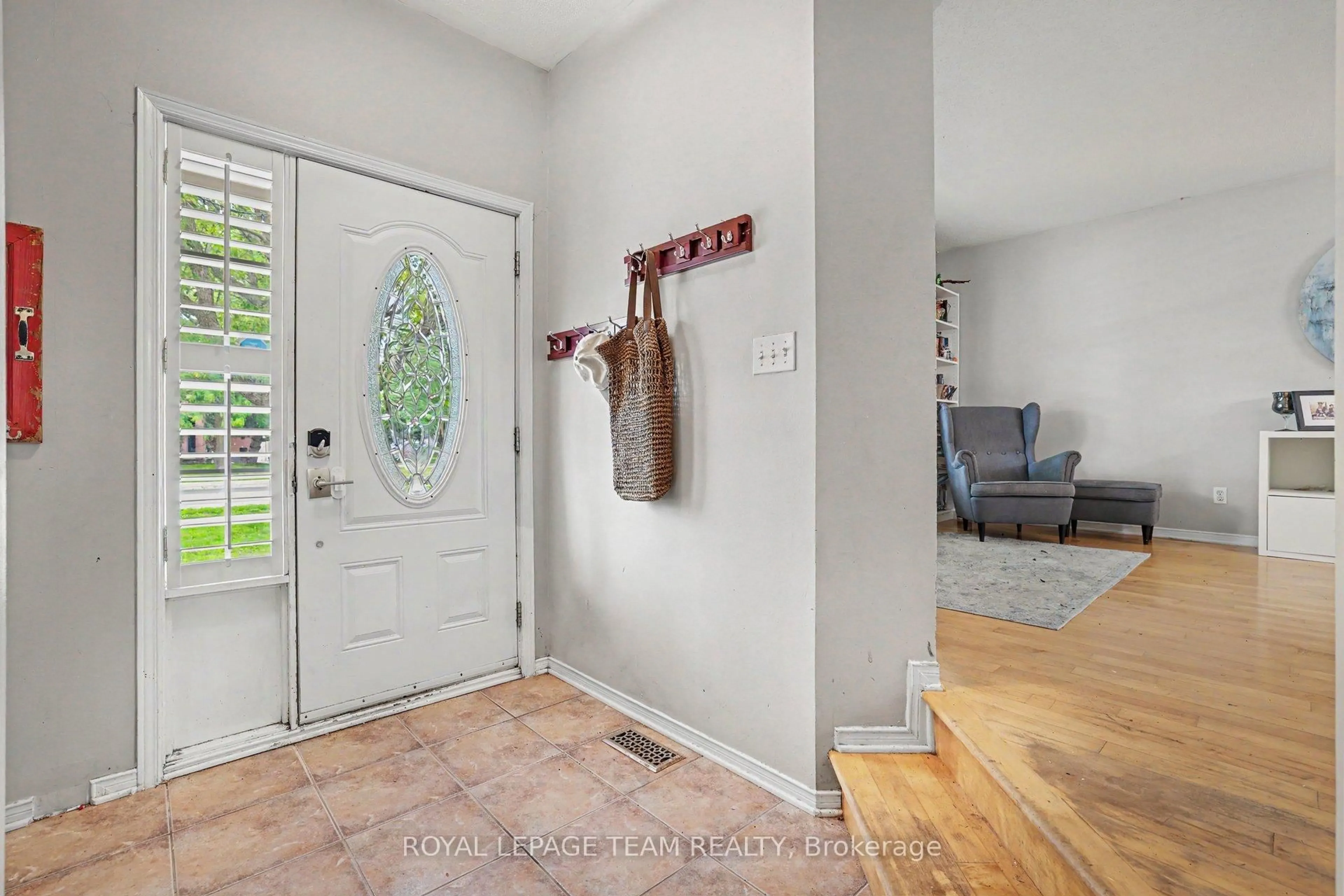 Indoor entryway for 141 Grassy Plains Dr, Ottawa Ontario K2M 2R6