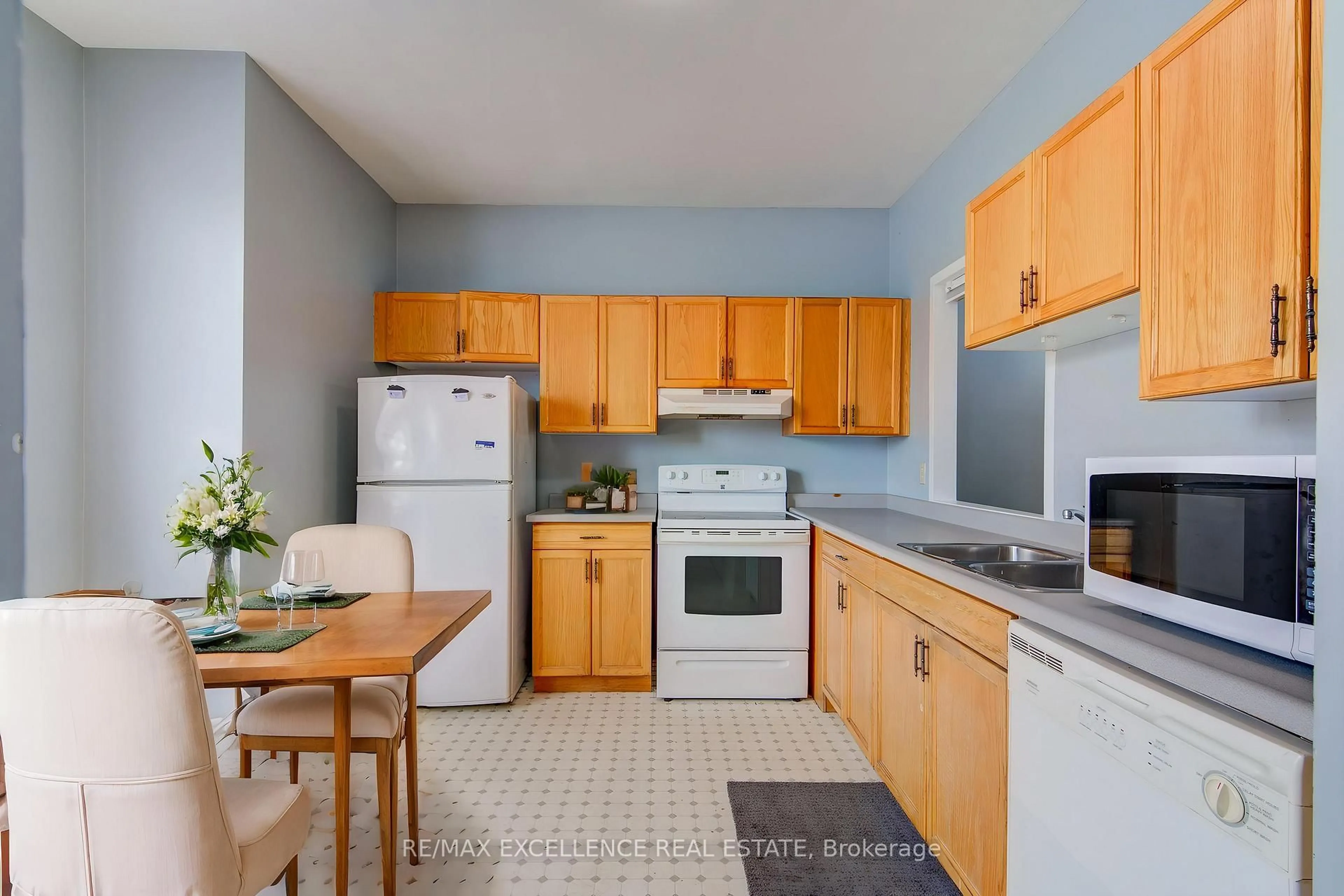 Standard kitchen, unknown for 1570 Richmond St #7, London North Ontario N6G 4W1