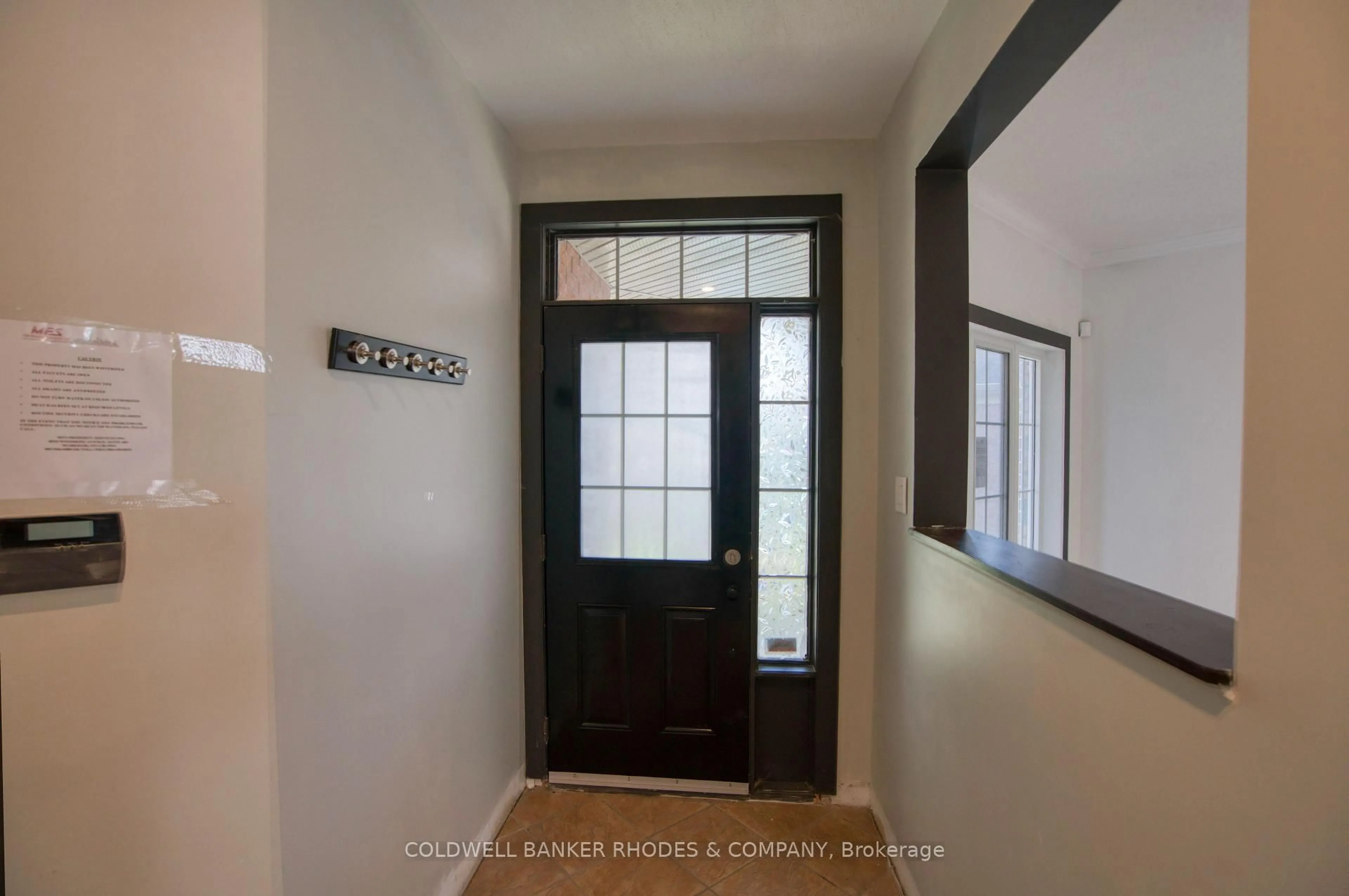 Indoor entryway for 32 Catterick Cres, Ottawa Ontario K2K 3M5