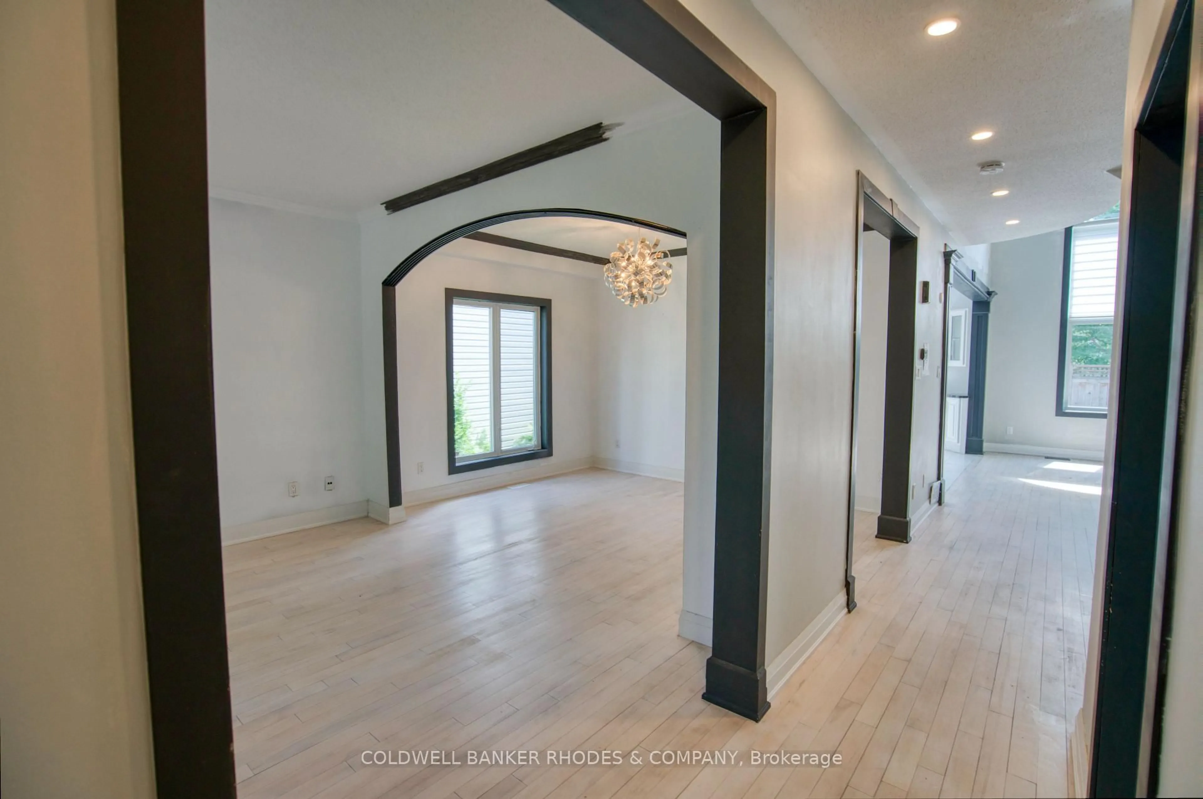 Indoor entryway for 32 Catterick Cres, Ottawa Ontario K2K 3M5