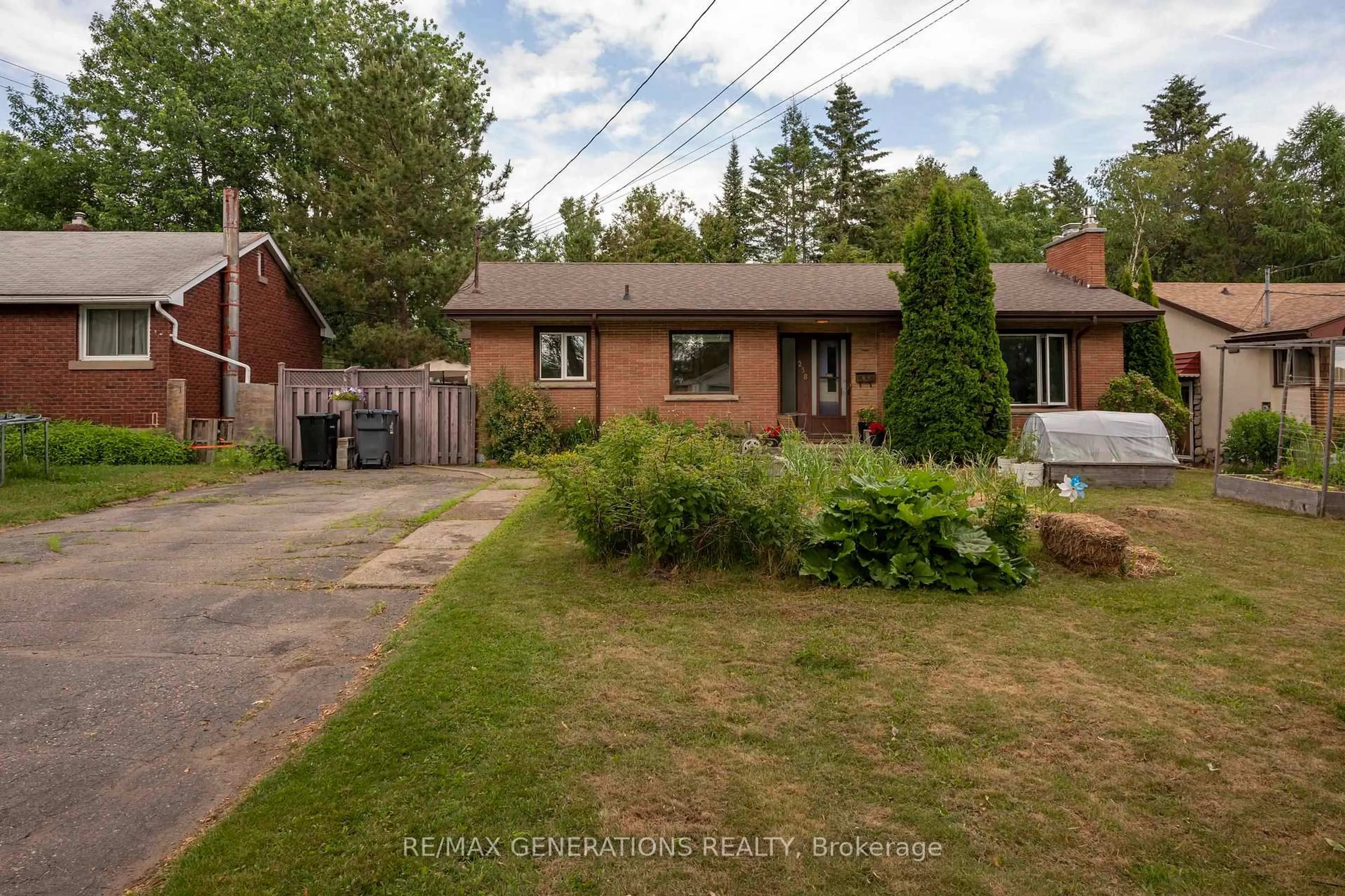 A pic from outside/outdoor area/front of a property/back of a property/a pic from drone, street for 238 NELSON St, Thunder Bay Ontario P7A 2L7
