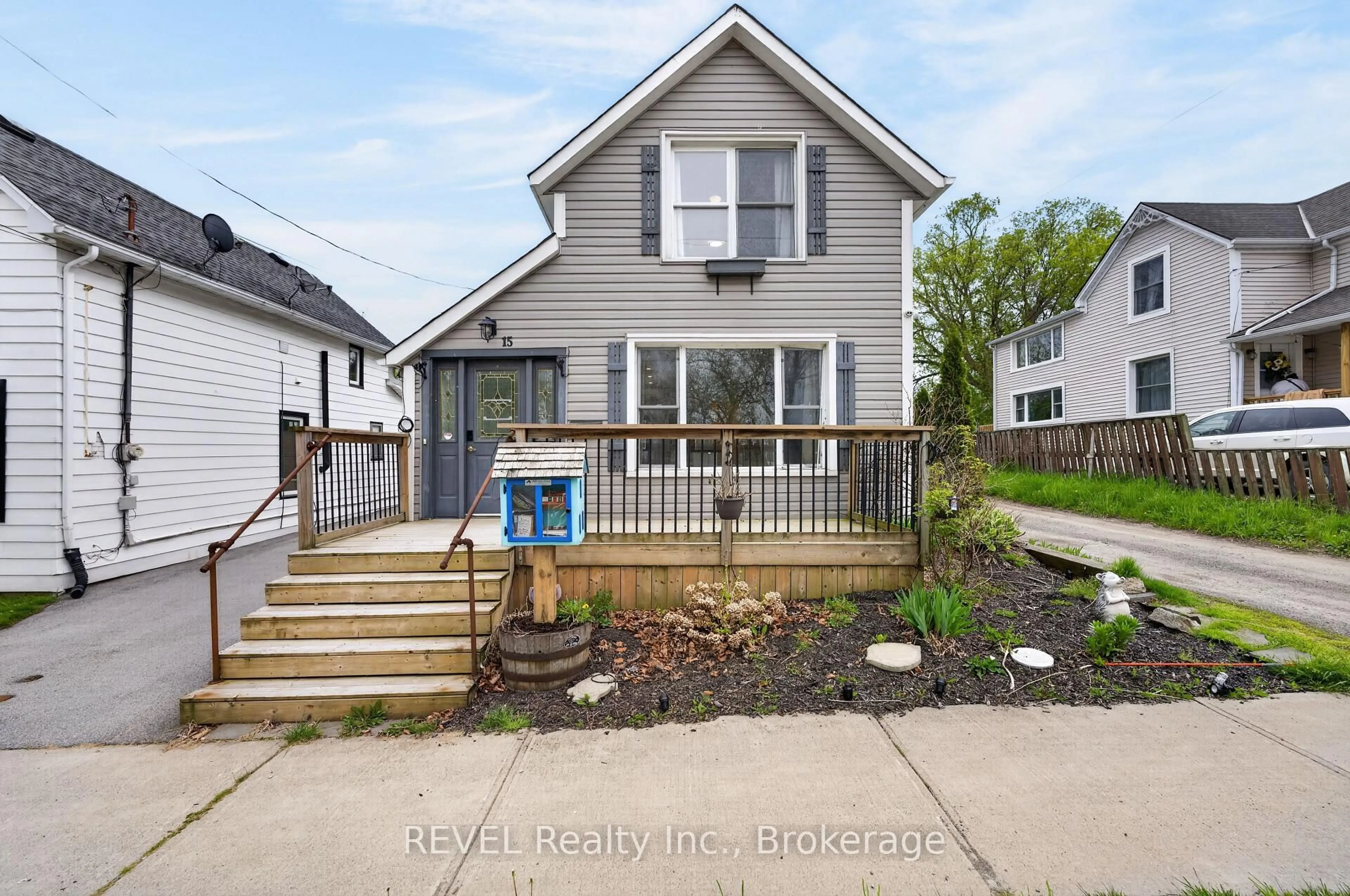 Home with vinyl exterior material, street for 15 Phipps St, Fort Erie Ontario L2A 2V1