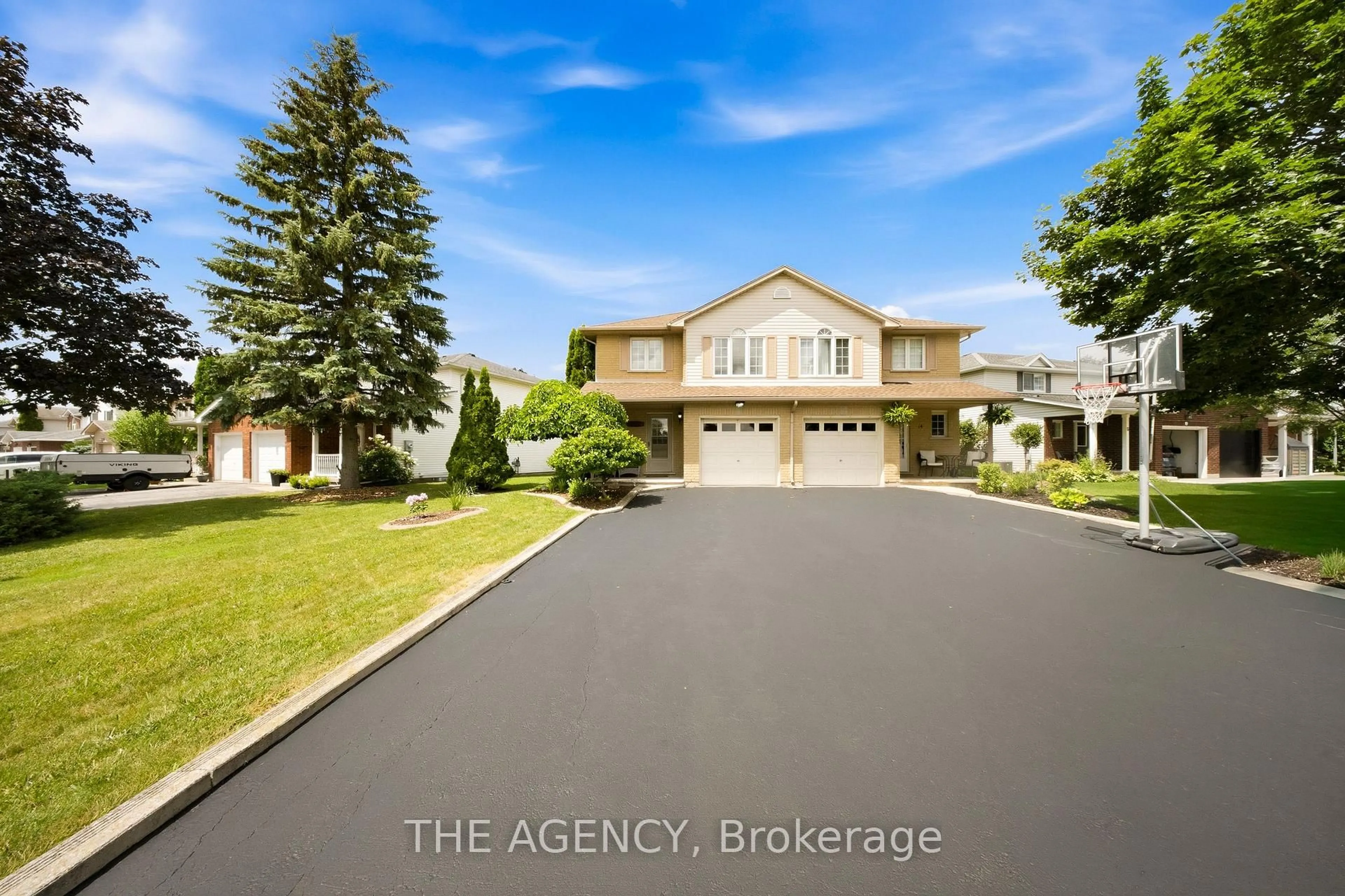 A pic from outside/outdoor area/front of a property/back of a property/a pic from drone, street for 16 Scottacres Blvd, Haldimand Ontario N3W 2K2