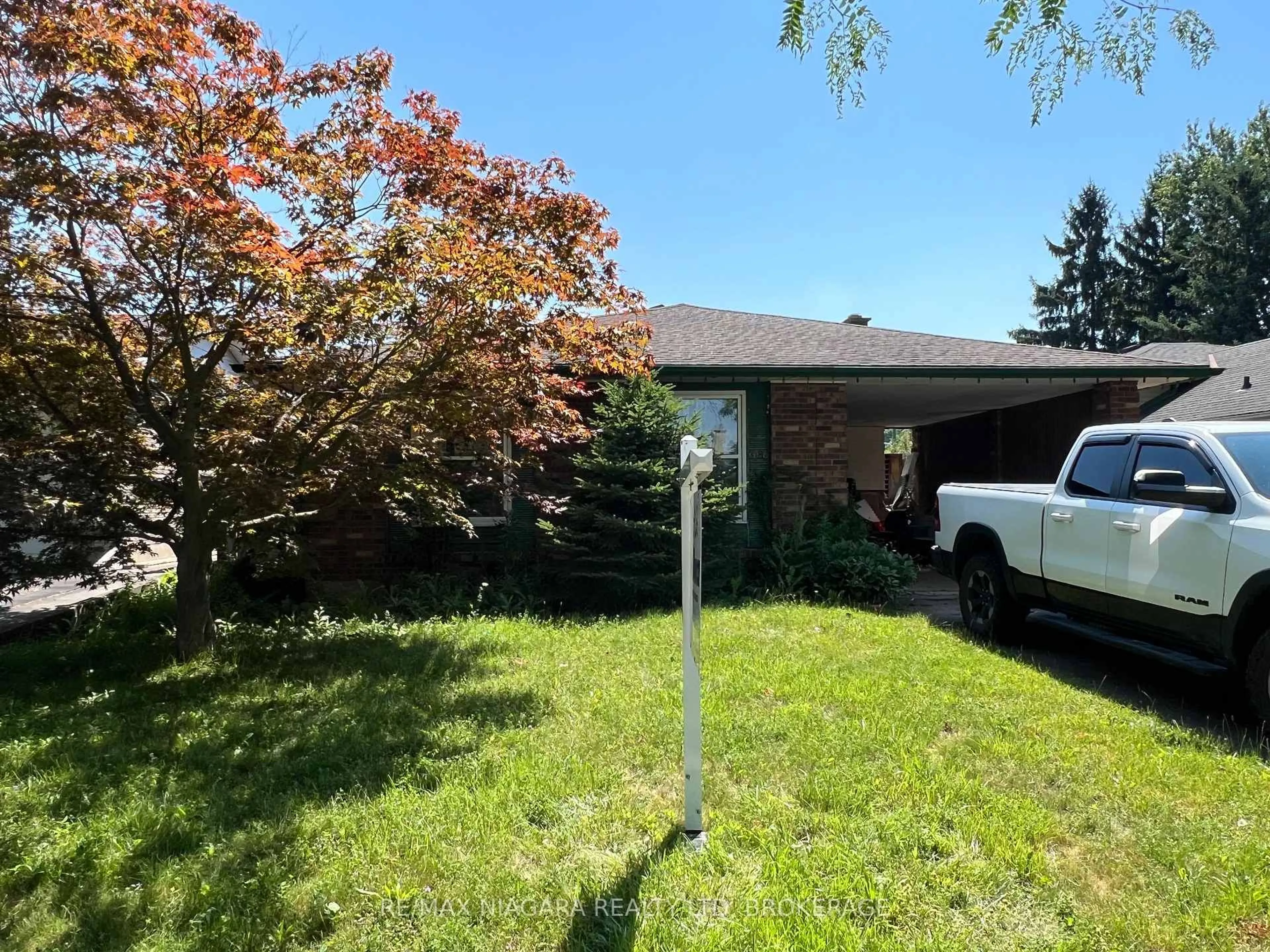 A pic from outside/outdoor area/front of a property/back of a property/a pic from drone, street for 6086 Eldorado Ave, Niagara Falls Ontario L2H 2E7