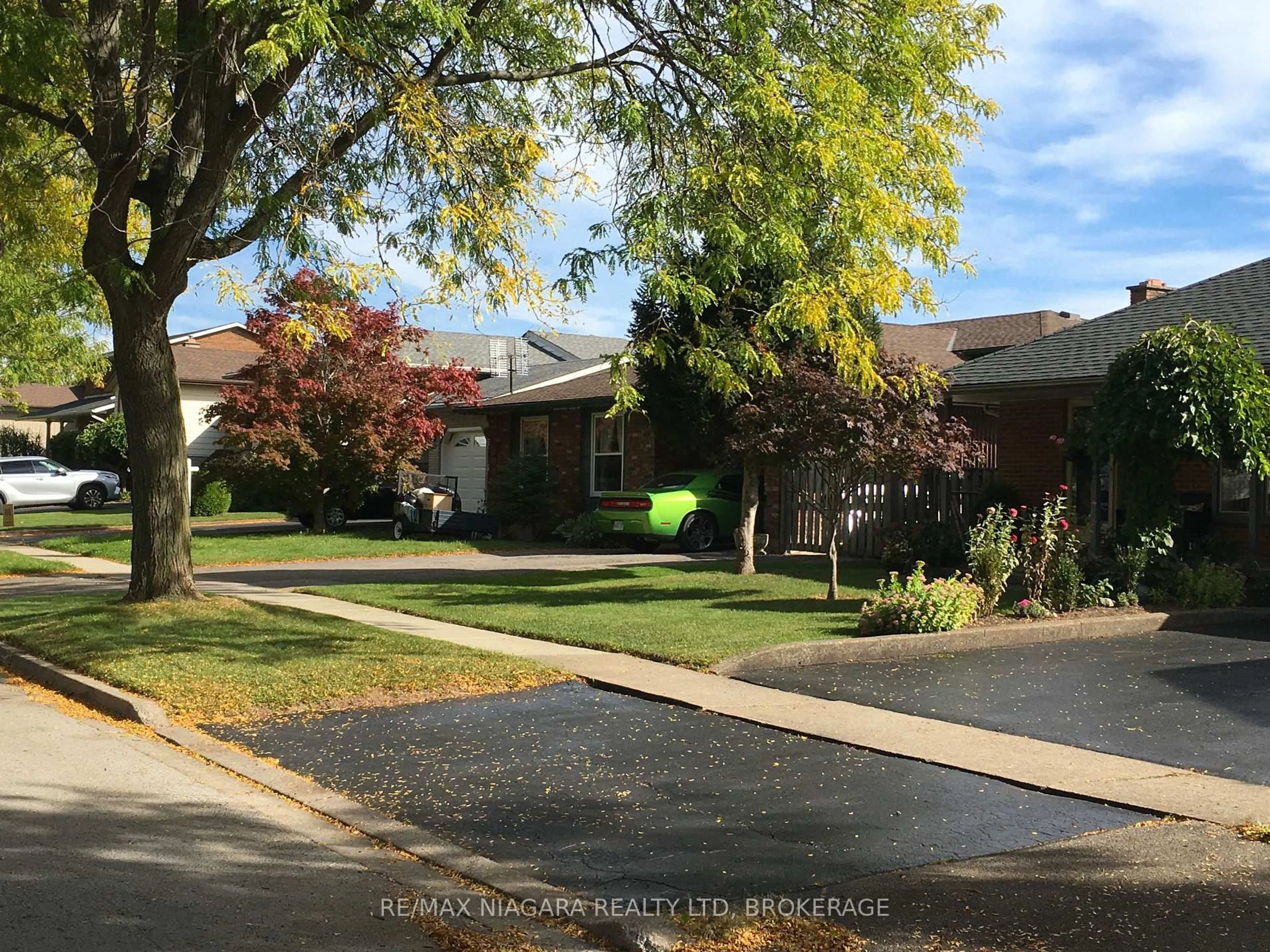 A pic from outside/outdoor area/front of a property/back of a property/a pic from drone, street for 6086 Eldorado Ave, Niagara Falls Ontario L2H 2E7