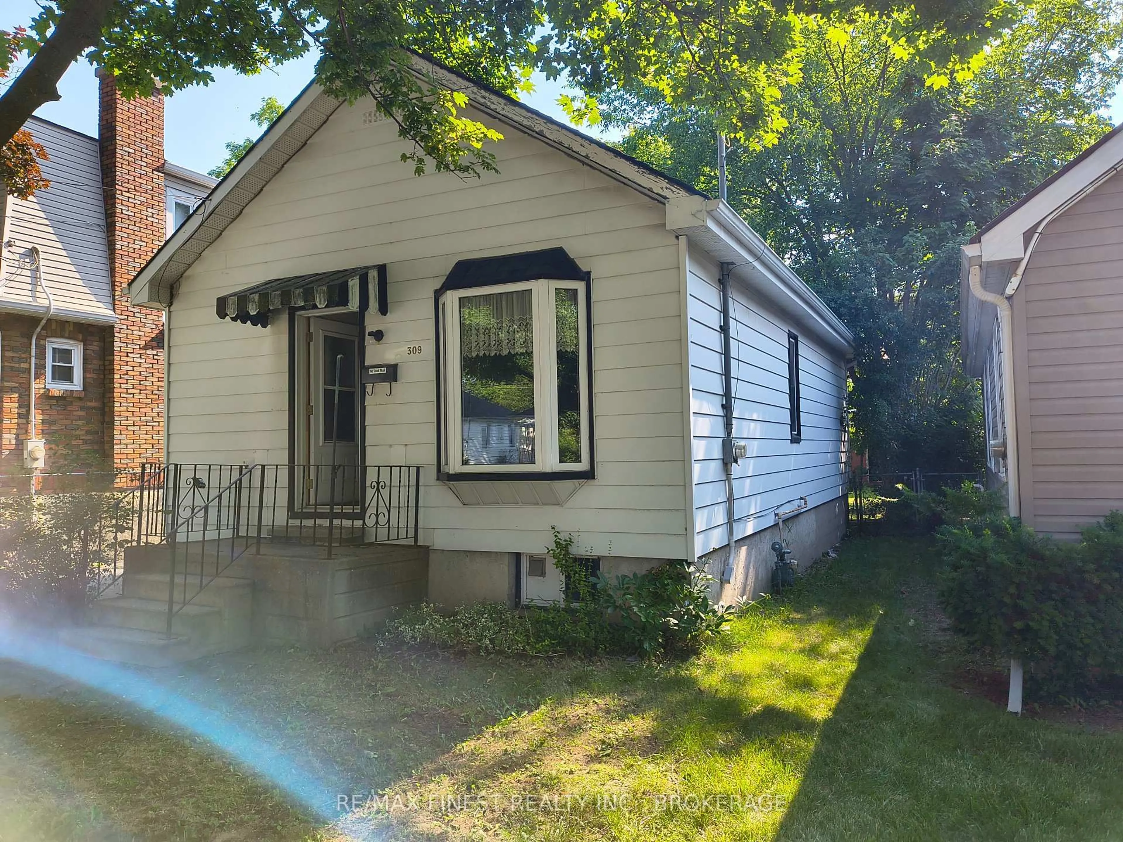 Unknown for 309 College St, Kingston Ontario K7L 4M3
