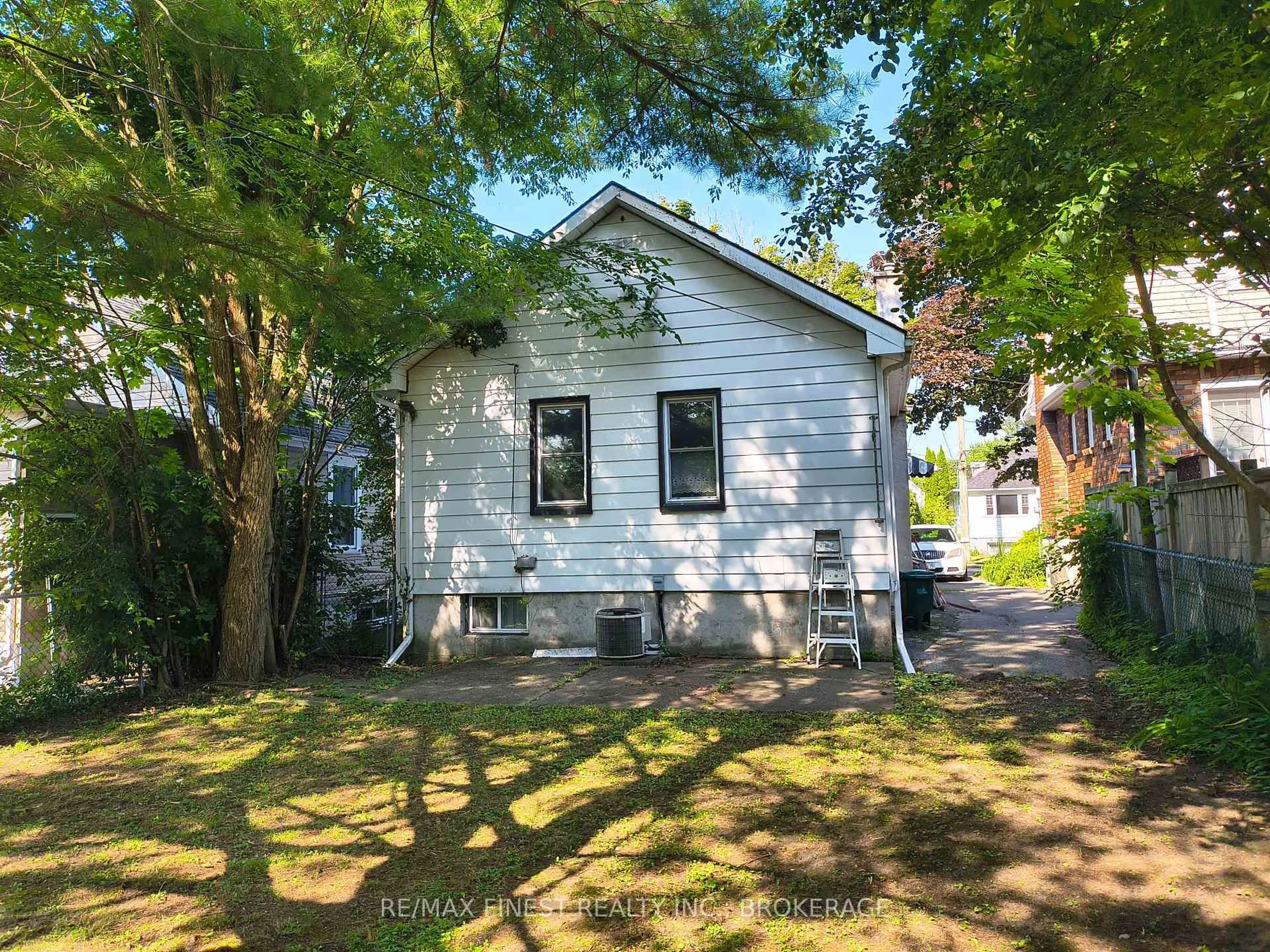 A pic from outside/outdoor area/front of a property/back of a property/a pic from drone, street for 309 College St, Kingston Ontario K7L 4M3