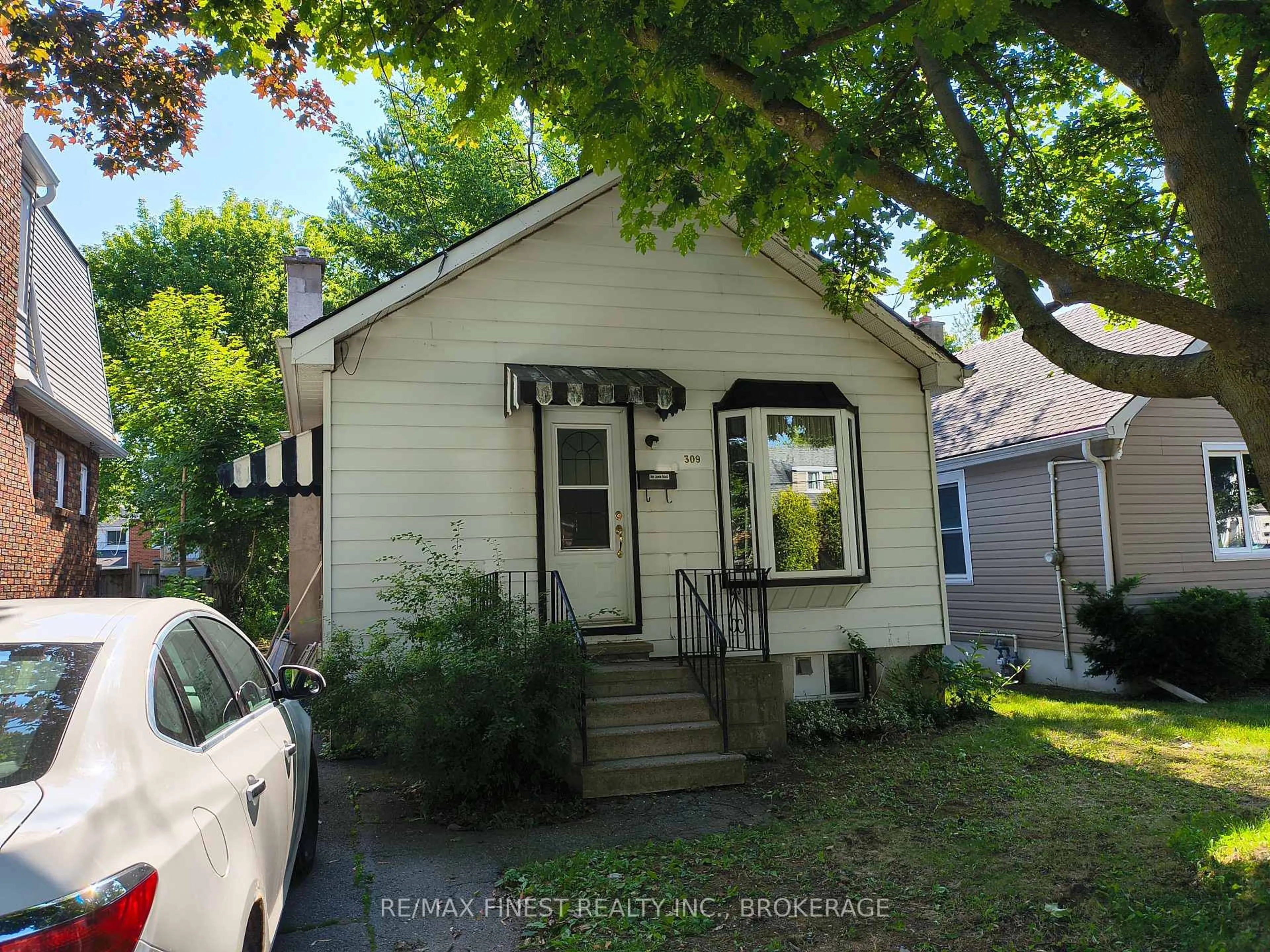 Home with vinyl exterior material, street for 309 College St, Kingston Ontario K7L 4M3