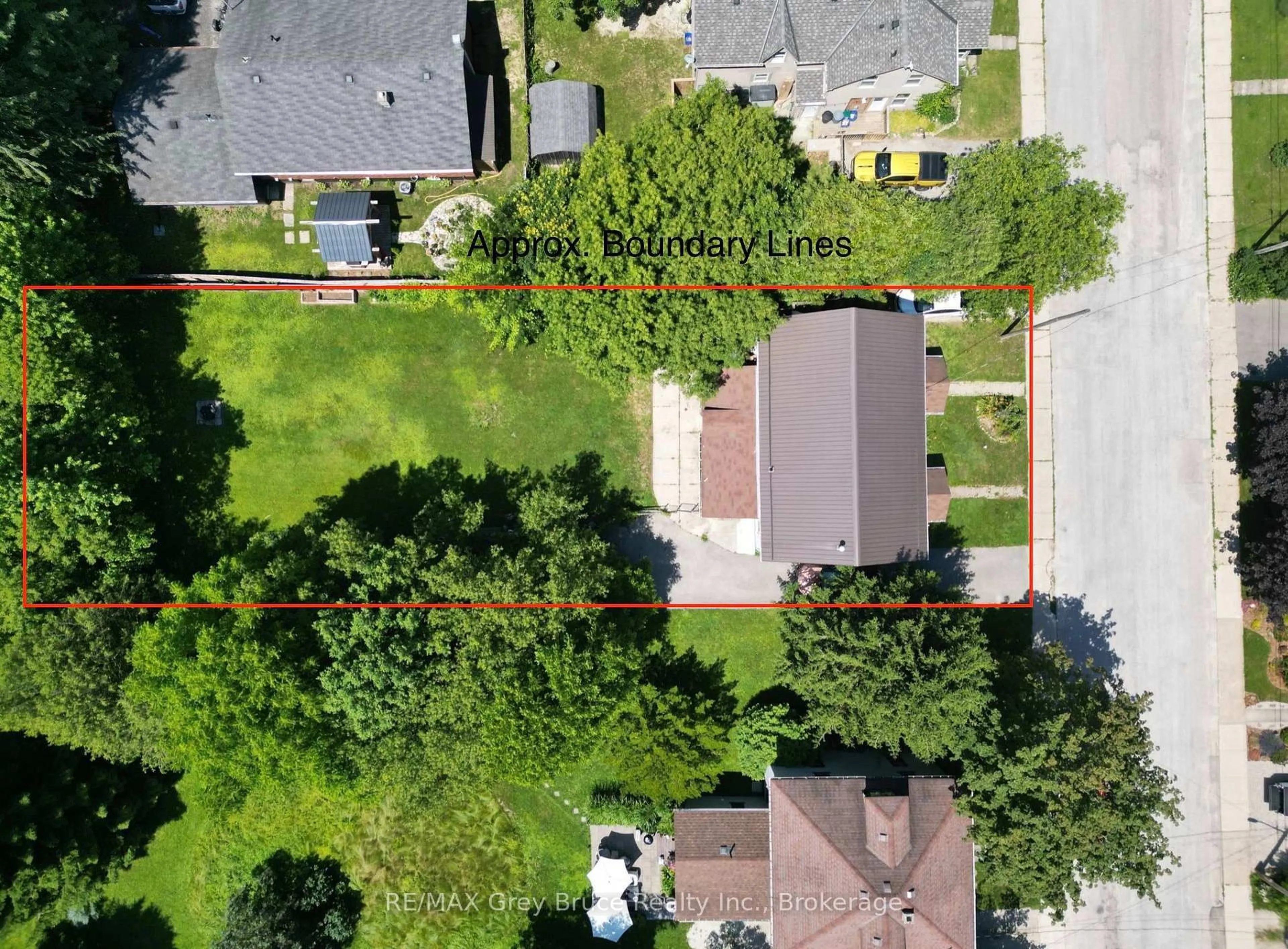 A pic from outside/outdoor area/front of a property/back of a property/a pic from drone, street for 216/218 Denmark St, Meaford Ontario N4L 1C2