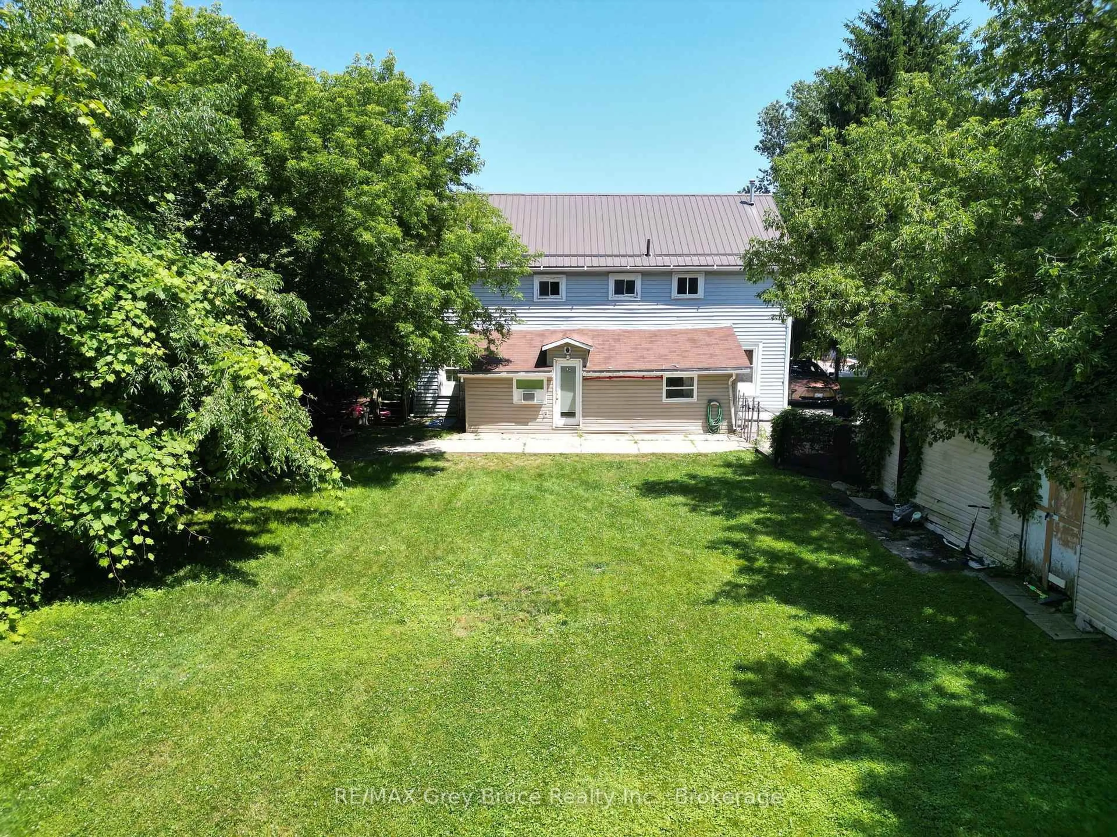 A pic from outside/outdoor area/front of a property/back of a property/a pic from drone, street for 216/218 Denmark St, Meaford Ontario N4L 1C2