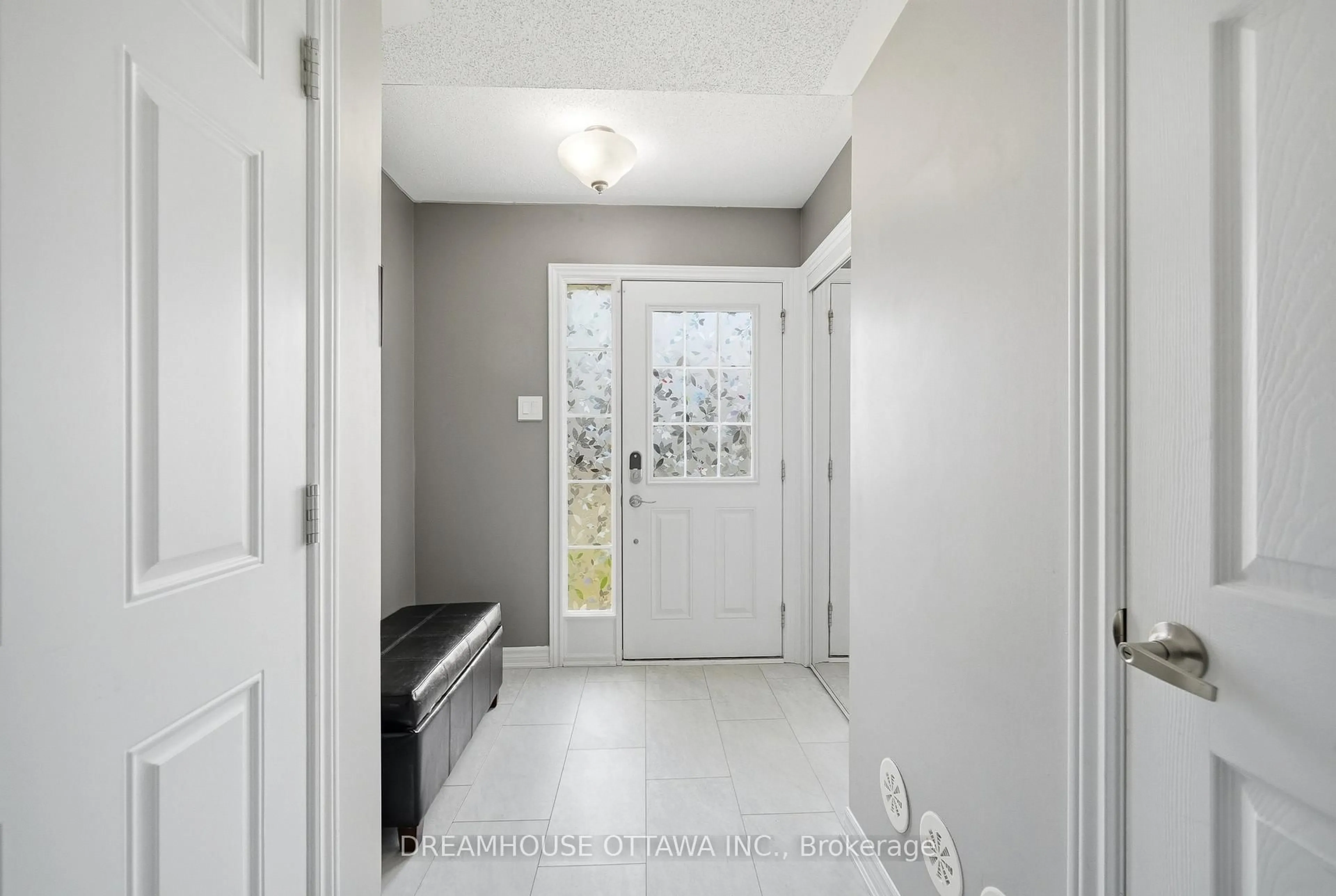 Indoor entryway for 124 Pennant Ave, Ottawa Ontario K2J 5W6