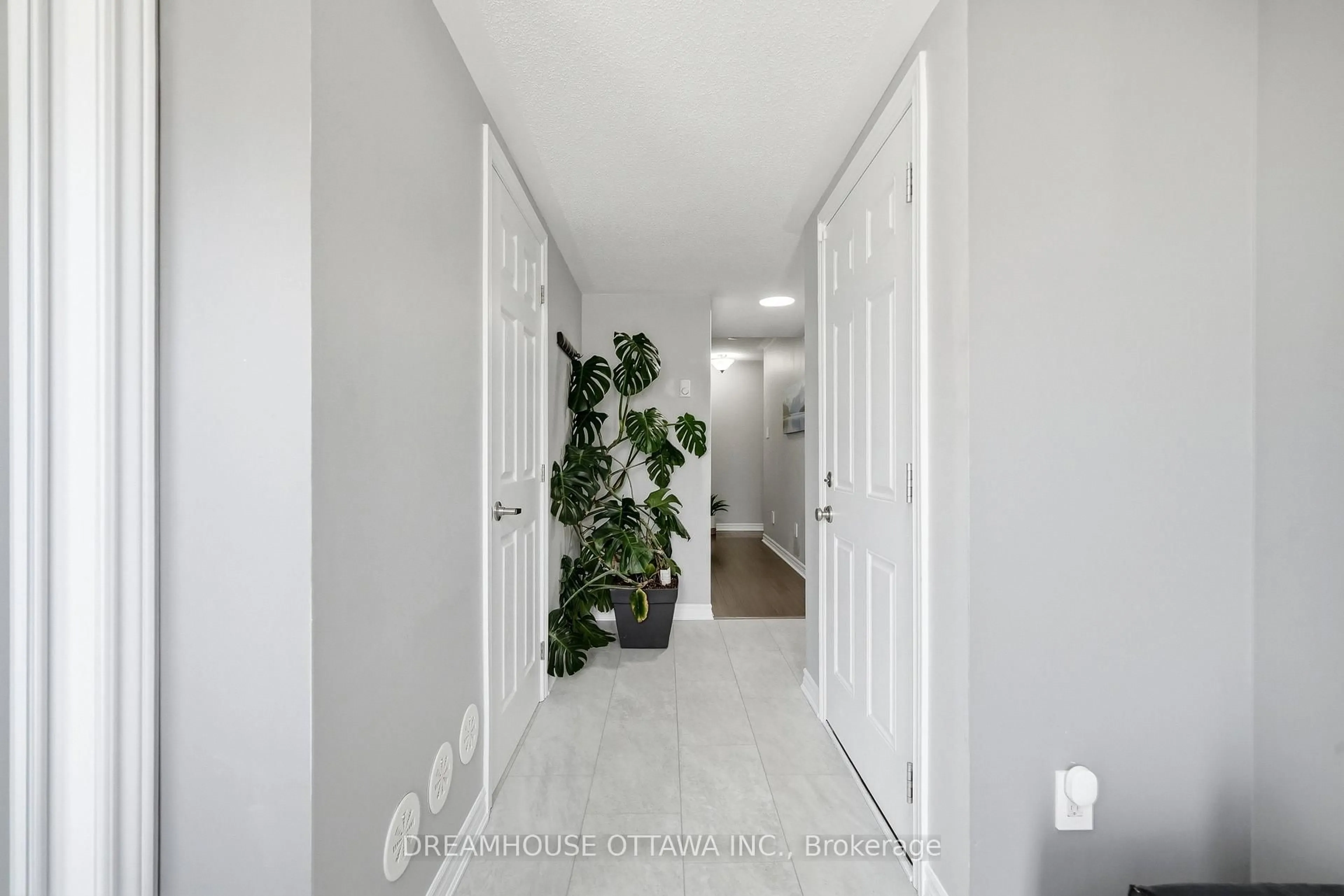 Indoor entryway for 124 Pennant Ave, Ottawa Ontario K2J 5W6