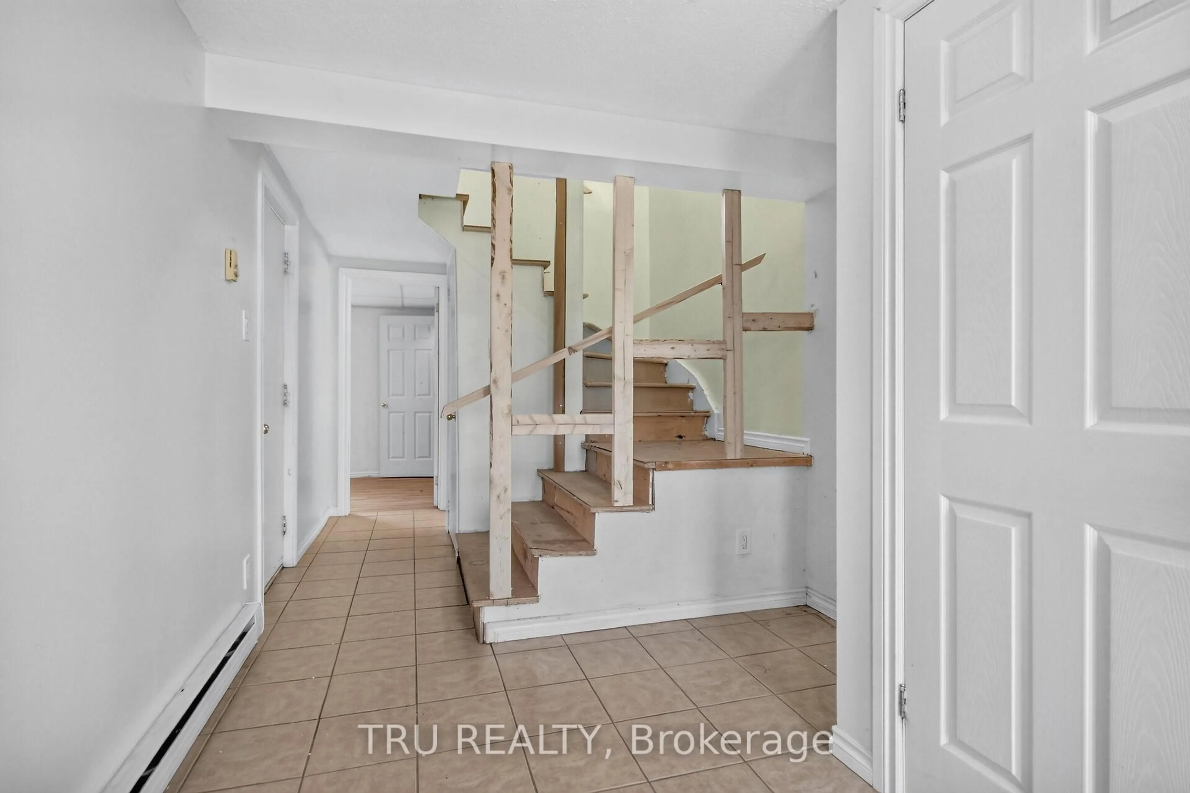 Indoor entryway for 2050 Riviera Terr #27, Clarence-Rockland Ontario K4K 1J4