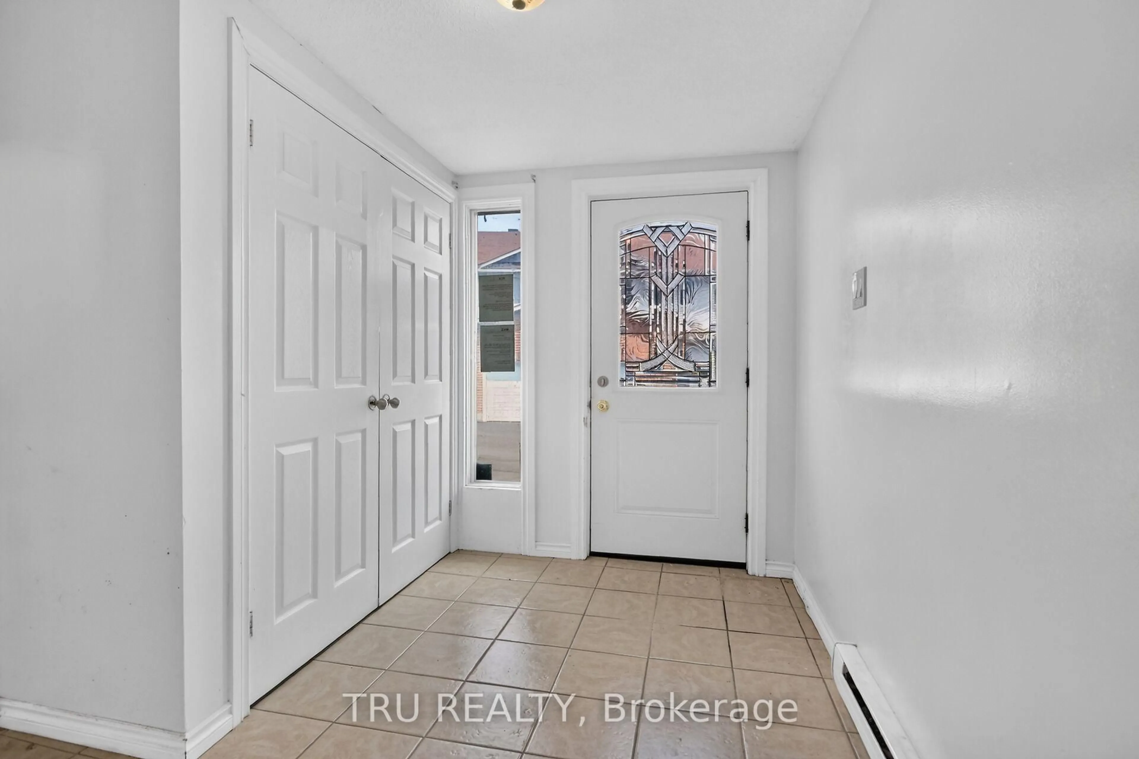 Indoor entryway for 2050 Riviera Terr #27, Clarence-Rockland Ontario K4K 1J4
