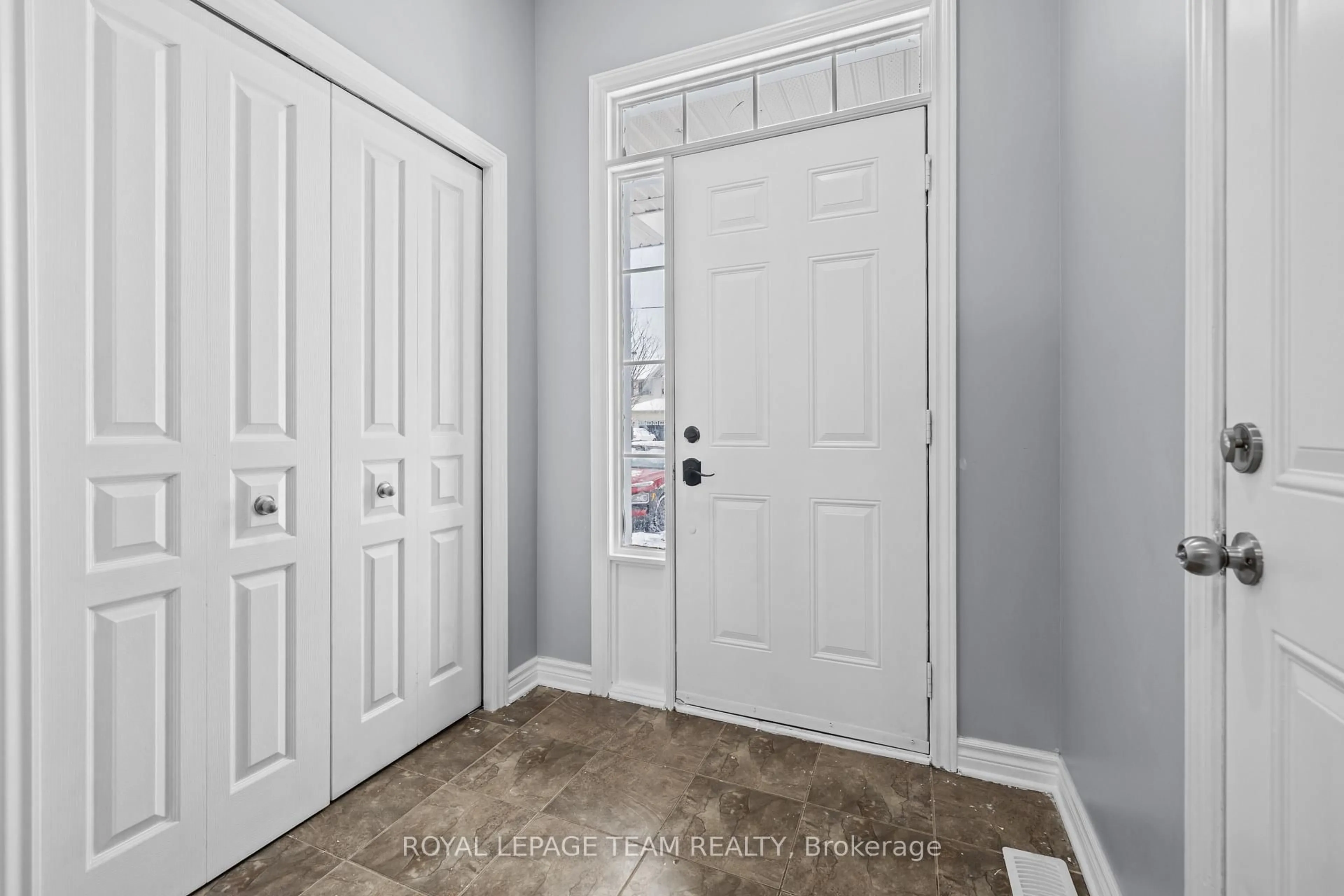 Indoor entryway for 943 Klondike Rd, Ottawa Ontario K2W 0E3