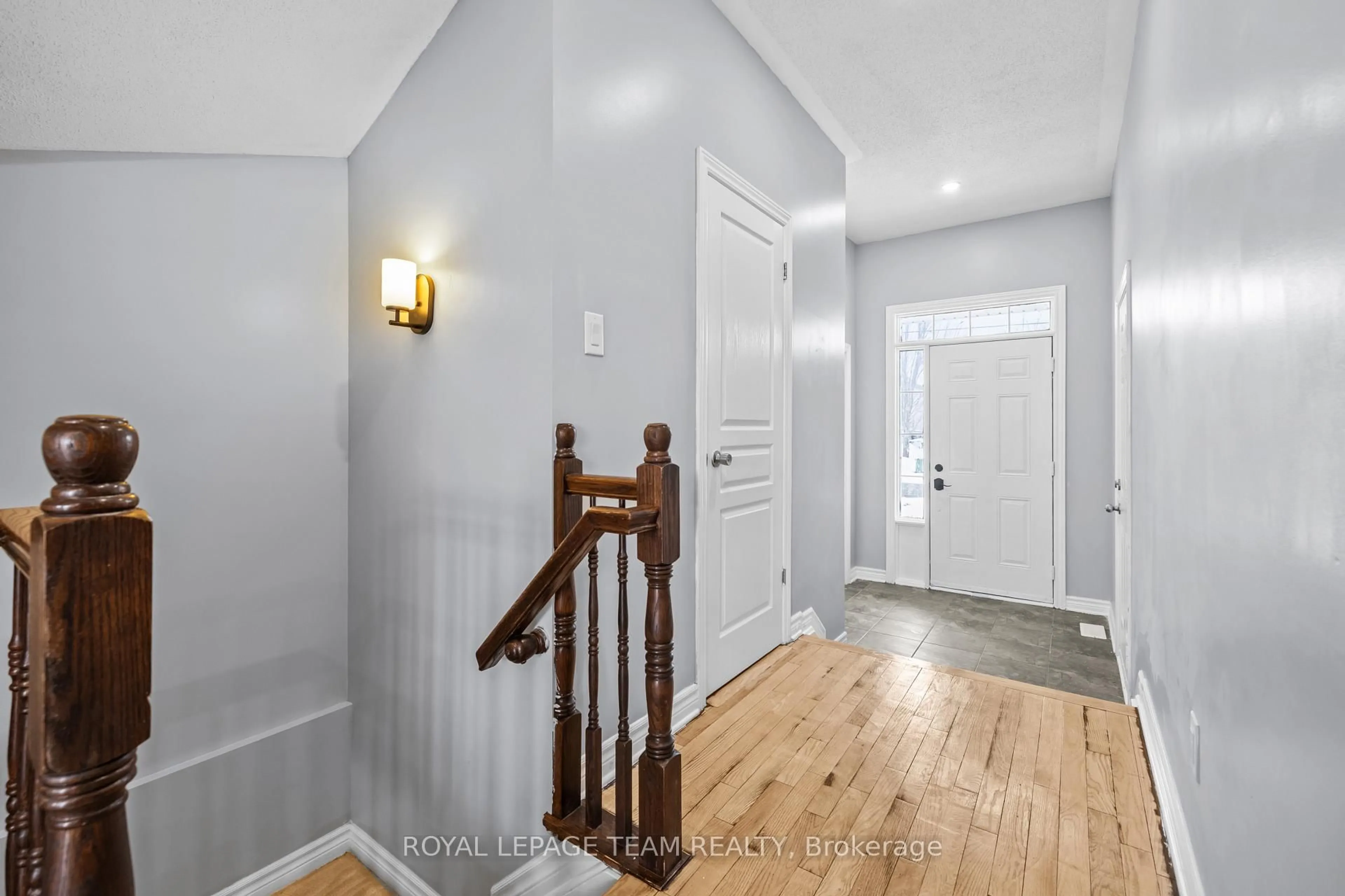 Indoor entryway for 943 Klondike Rd, Ottawa Ontario K2W 0E3