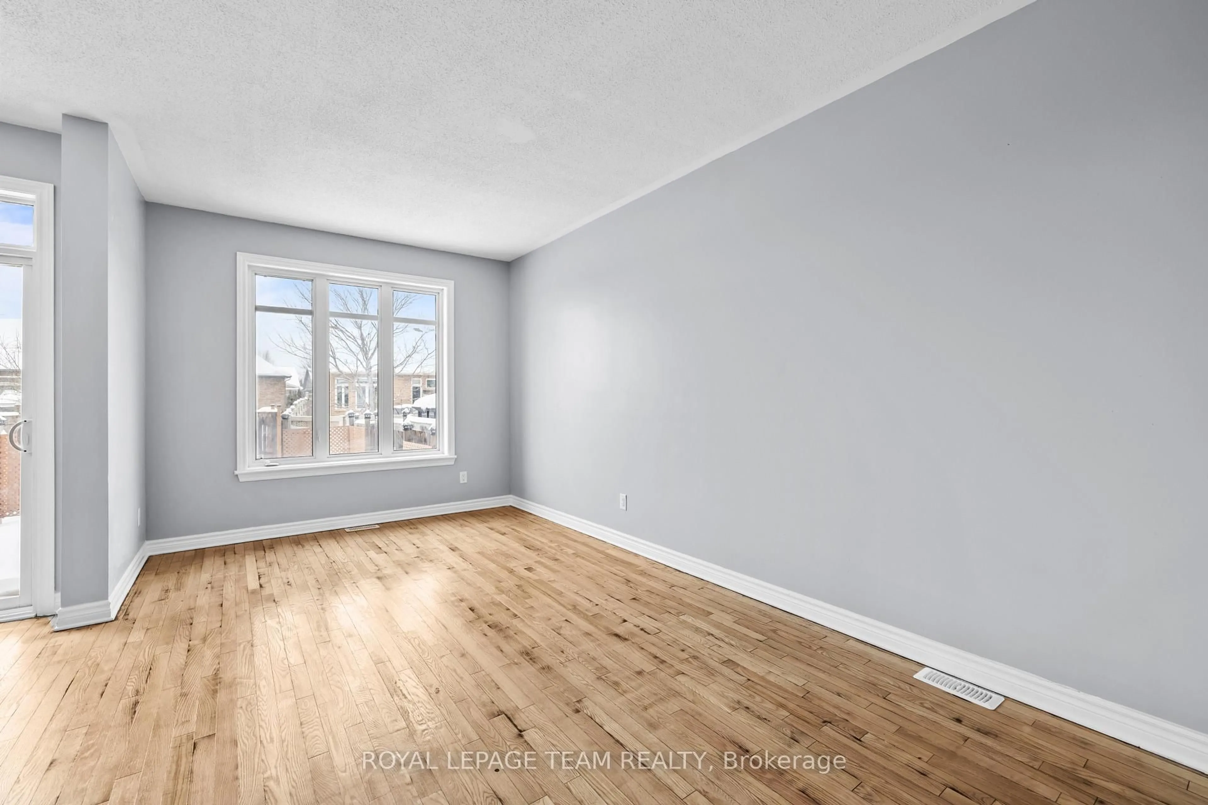 A pic of a room for 943 Klondike Rd, Ottawa Ontario K2W 0E3