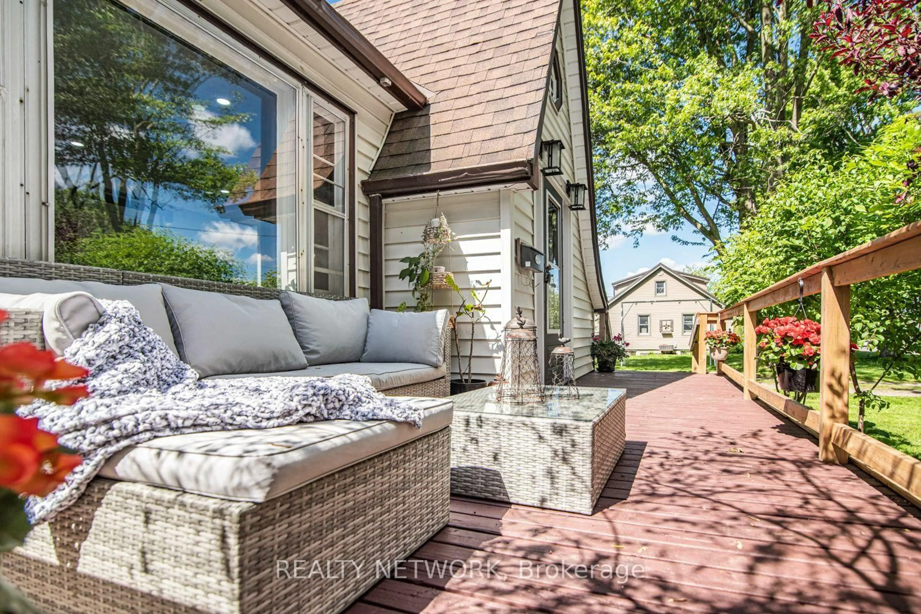 Patio, street for 32 Grant Ave, Haldimand Ontario N1A 1Y2