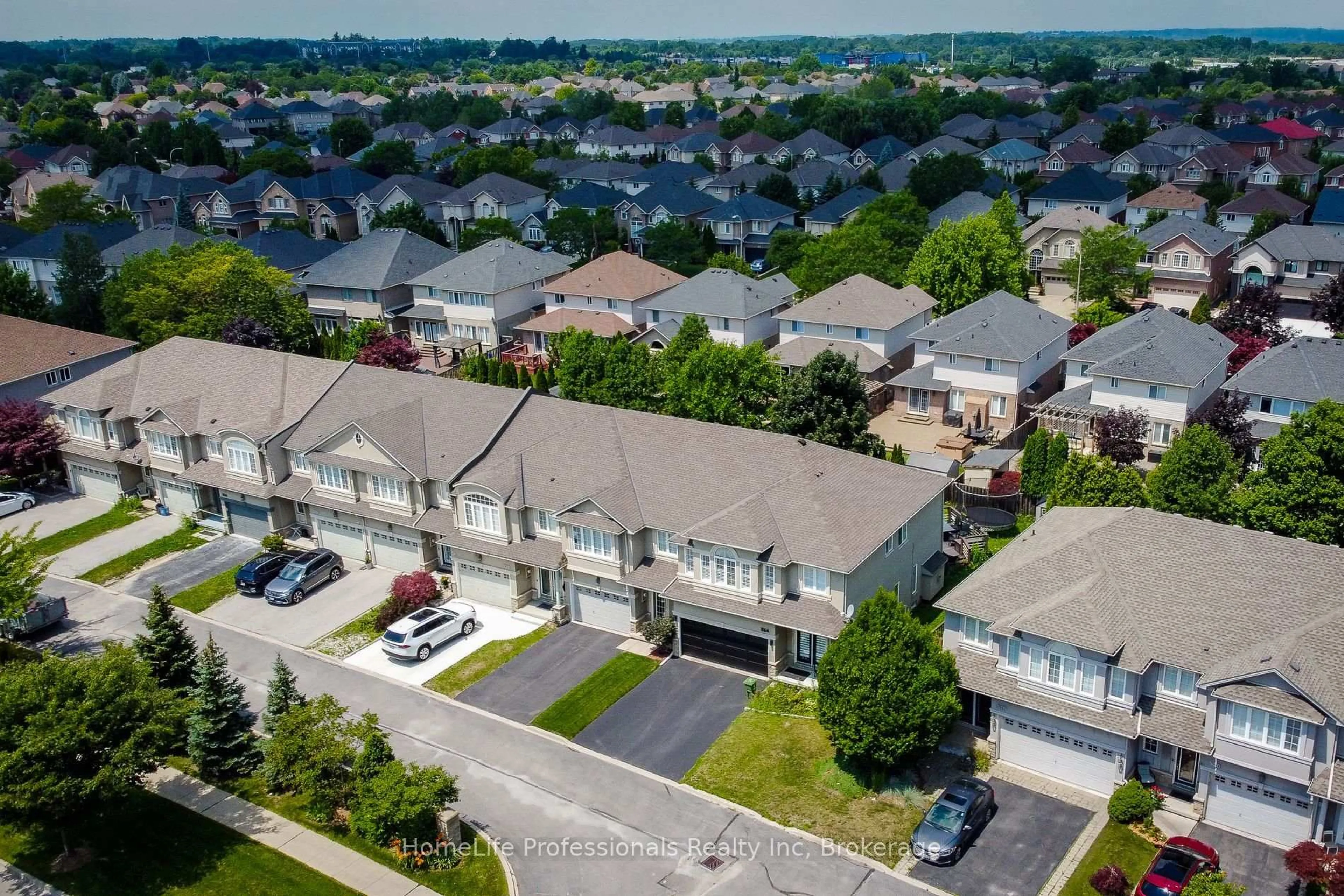 A pic from outside/outdoor area/front of a property/back of a property/a pic from drone, street for 512 Stonehenge Dr, Hamilton Ontario L9K 1S7