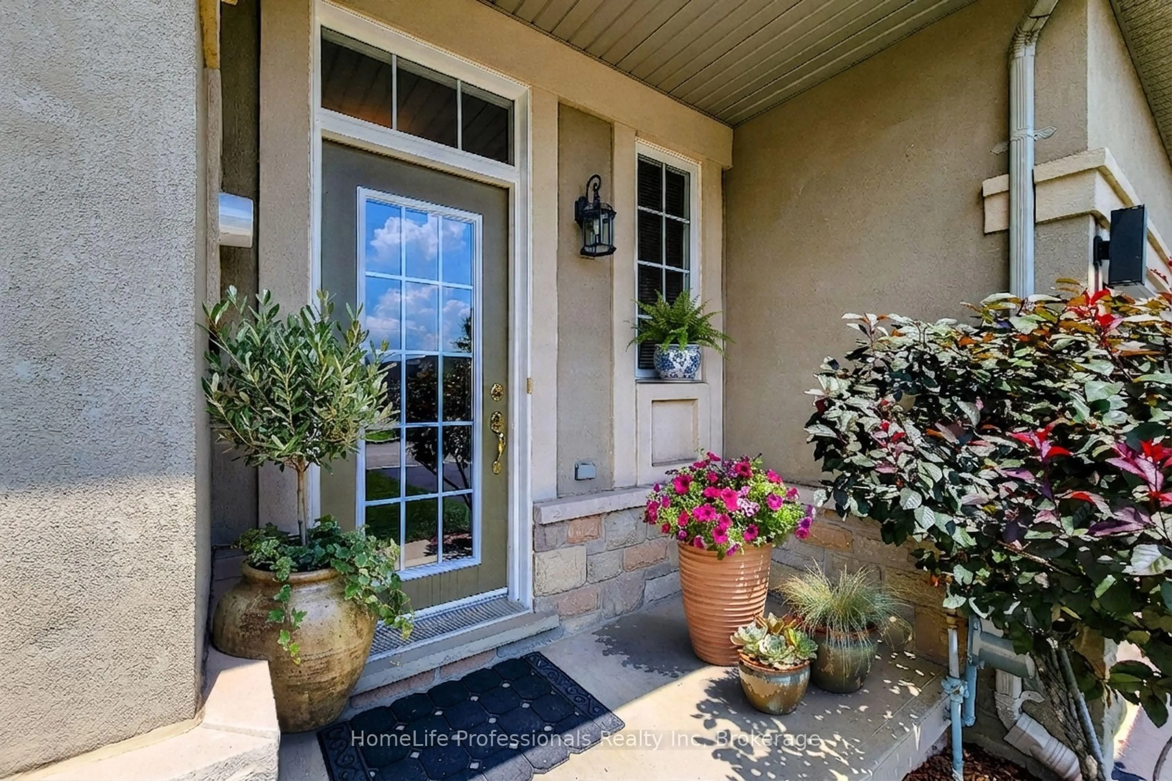 Indoor entryway for 512 Stonehenge Dr, Hamilton Ontario L9K 1S7