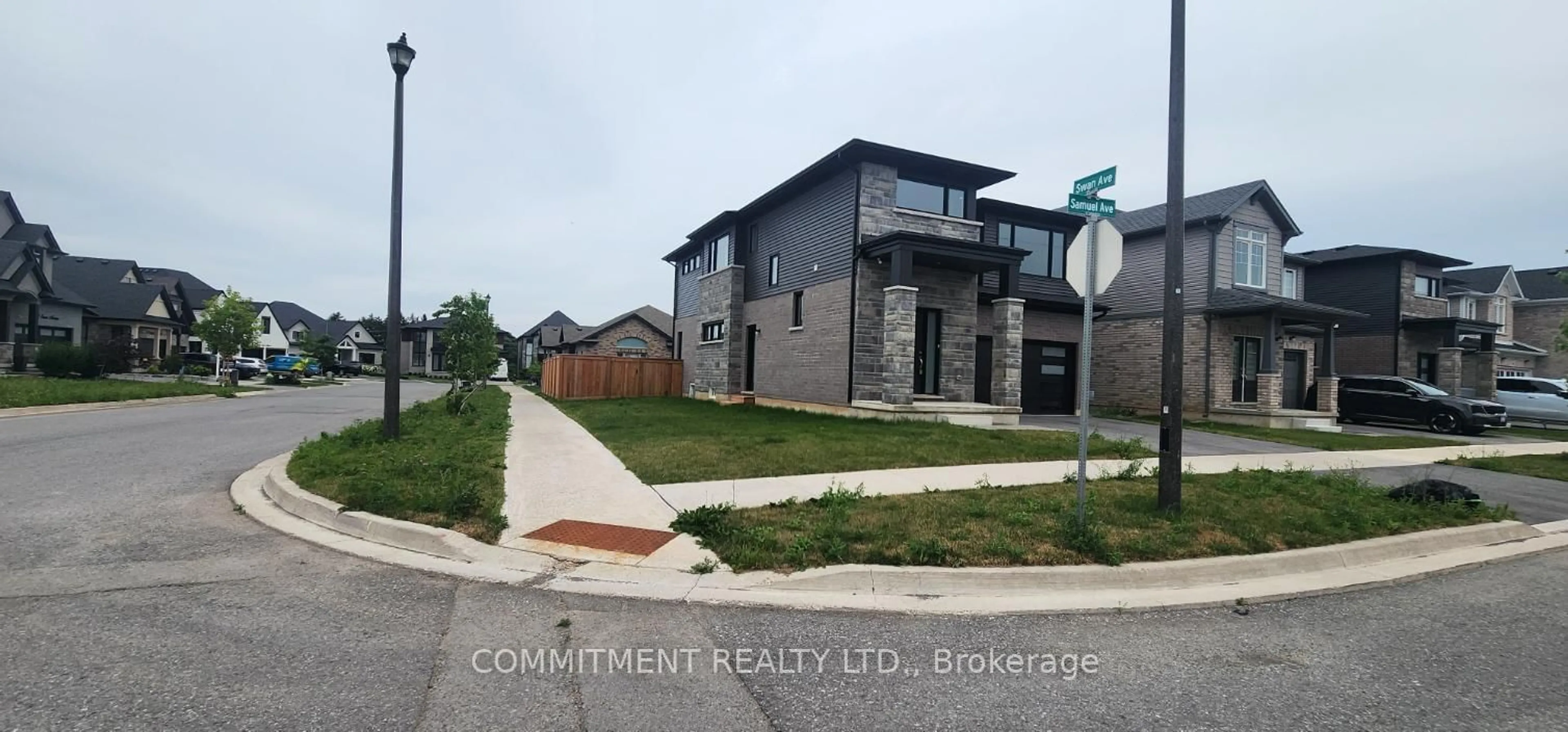 A pic from outside/outdoor area/front of a property/back of a property/a pic from drone, street for 47 Samuel Ave, Pelham Ontario L3E 0G9