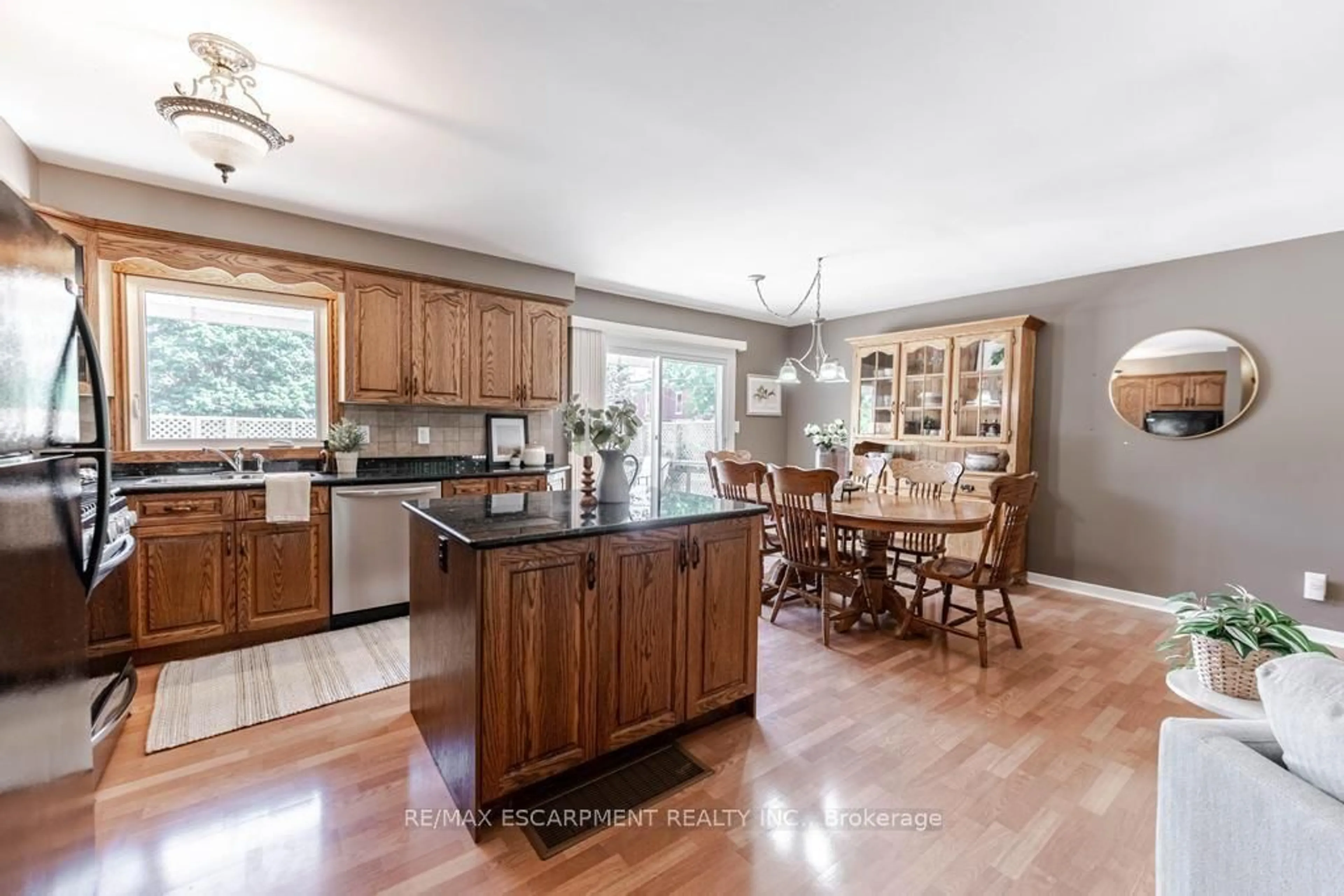 Open concept kitchen, unknown for 42 Jane St, Haldimand Ontario N0A 1H0