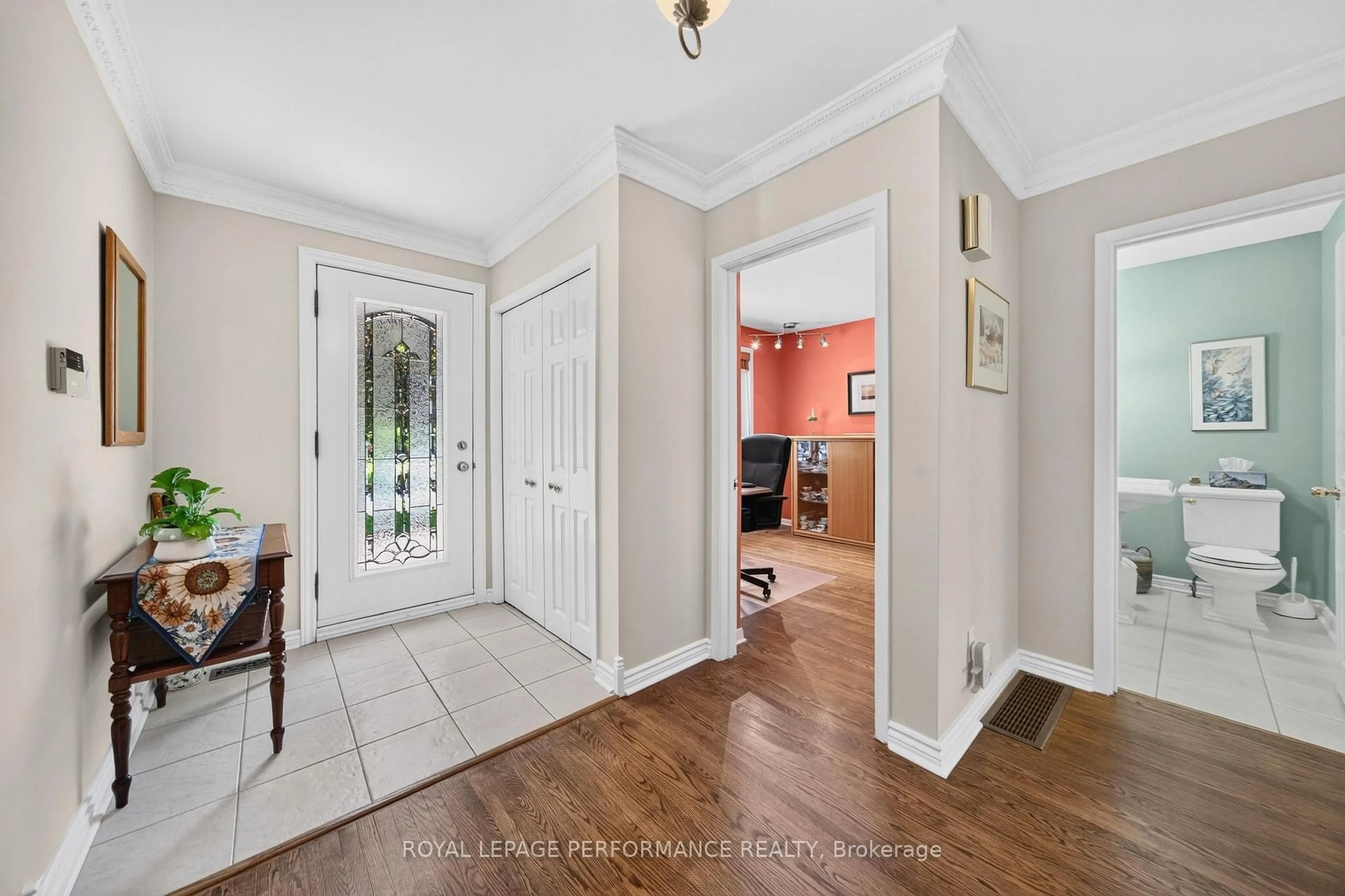 Indoor entryway for 2407 Rosewood Ave, Ottawa Ontario K2B 7L3